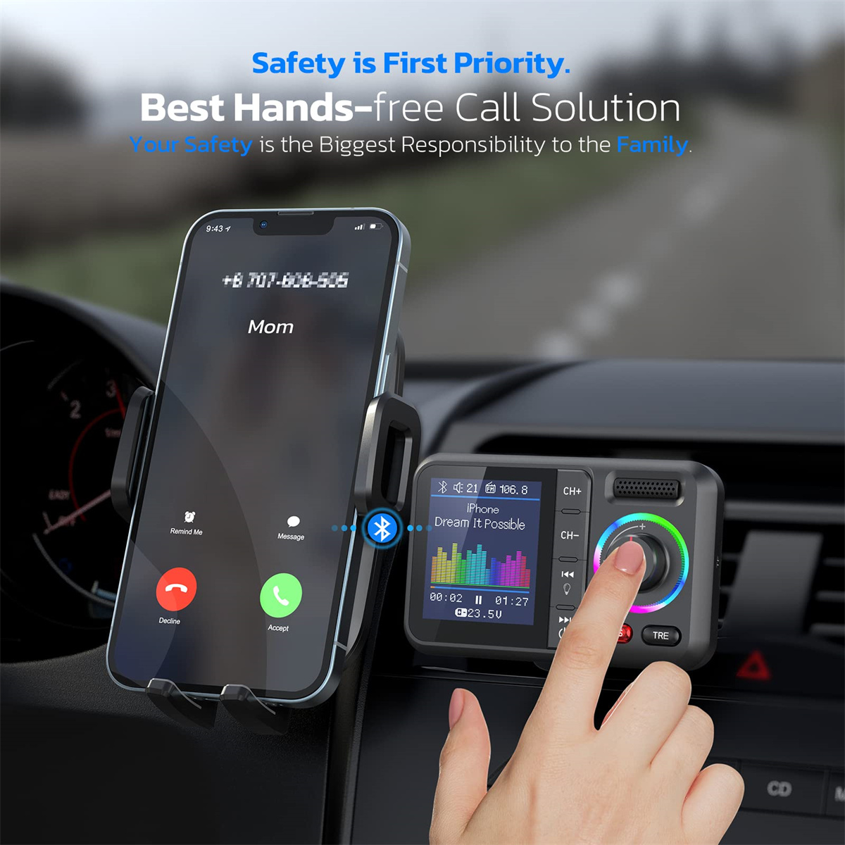 Ein Auto-Innenraum mit Smartphone in Halterung und Audioadapter. Das Telefon zeigt einen Anrufbildschirm.
