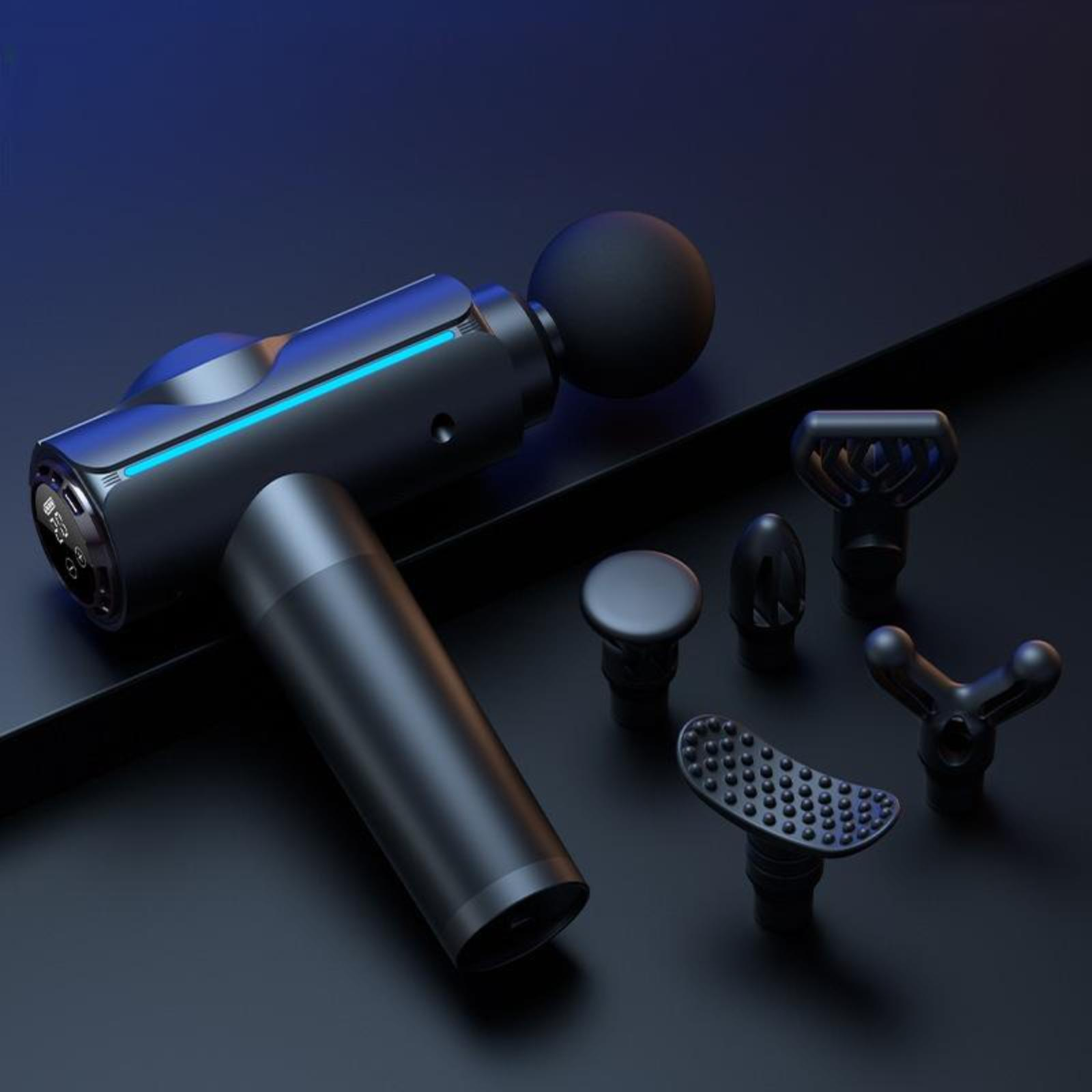 Schwarze Massagepistole mit mehreren Aufsätzen, alle schwarz, mit blauem Licht. Dunkler Hintergrund.