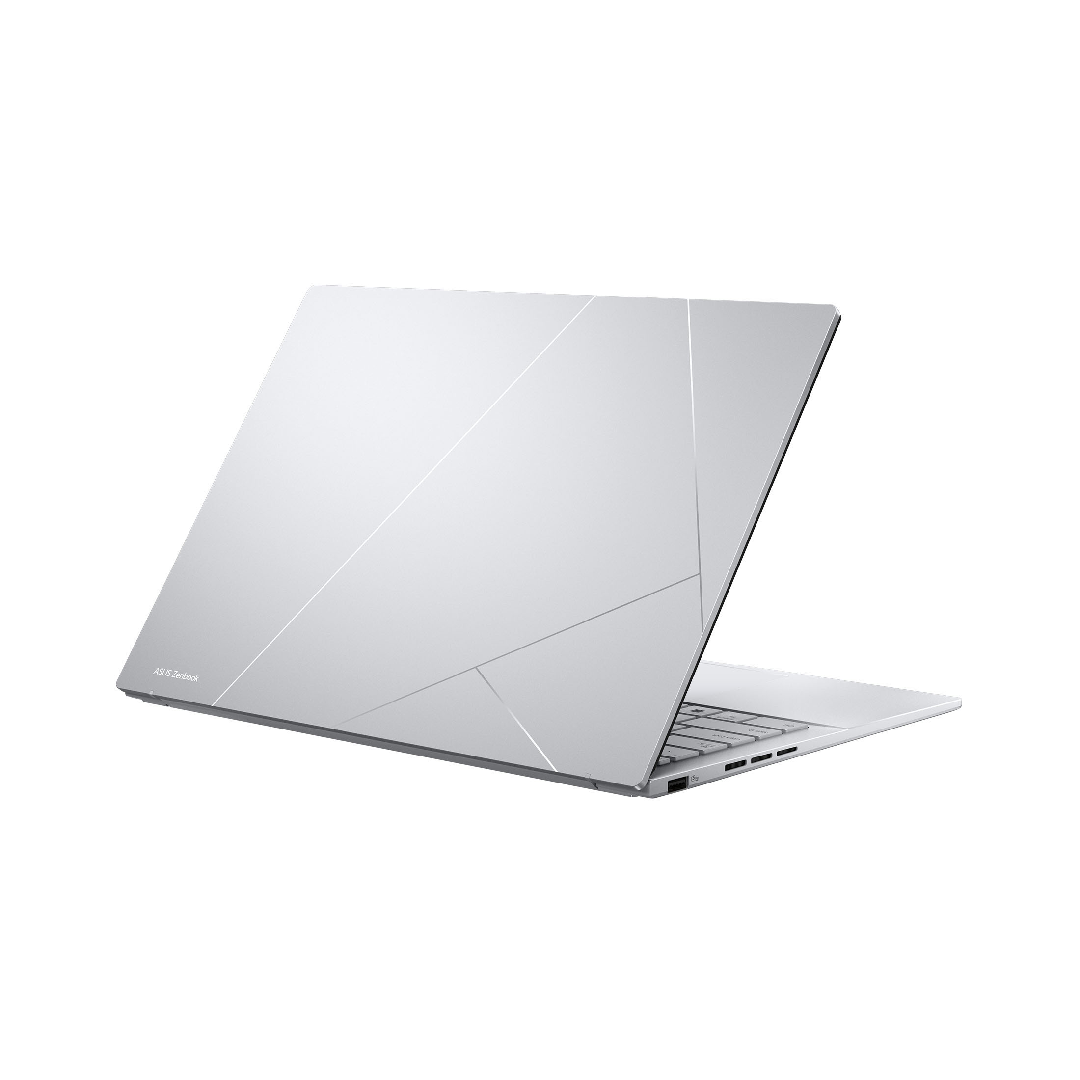 Silberner Laptop, angewinkelt geöffnet, auf weißer Oberfläche. ASUS Zenbook ist auf dem Bildschirm sichtbar.