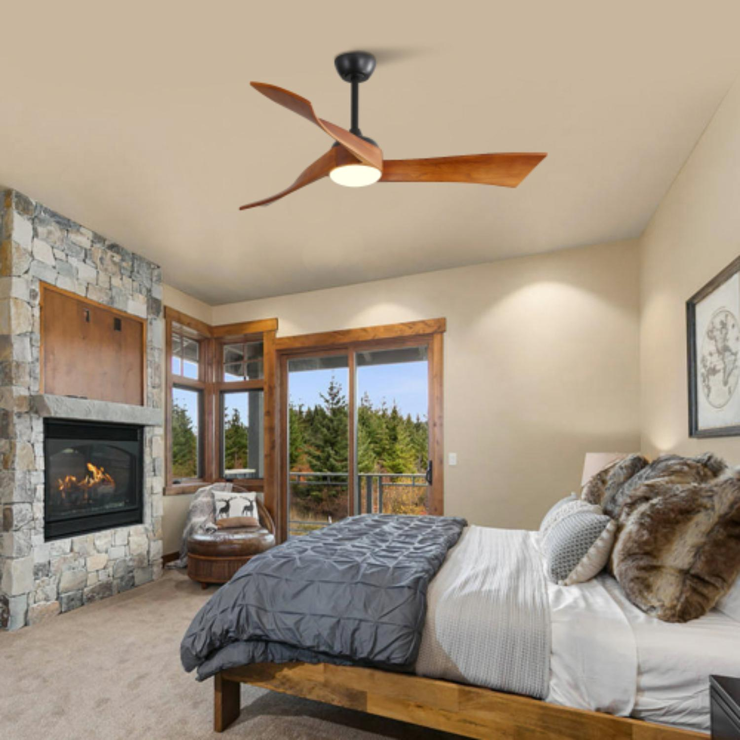 Schlafzimmer mit Deckenventilator, Kamin und Bett. Holz- und Steinelemente. Beige Farbschema.