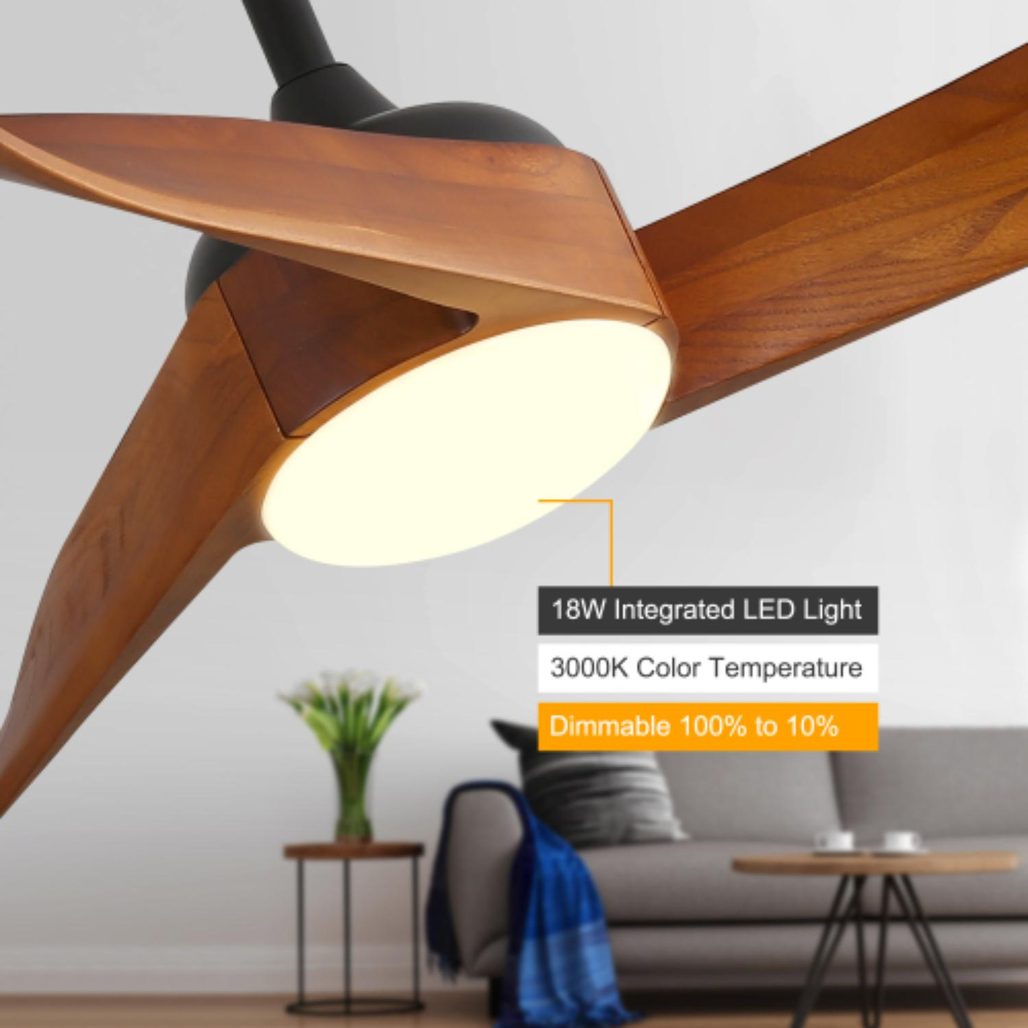 Deckenventilator mit Holzflügeln und integrierter LED-Beleuchtung, in einem Wohnzimmer mit Sofa.