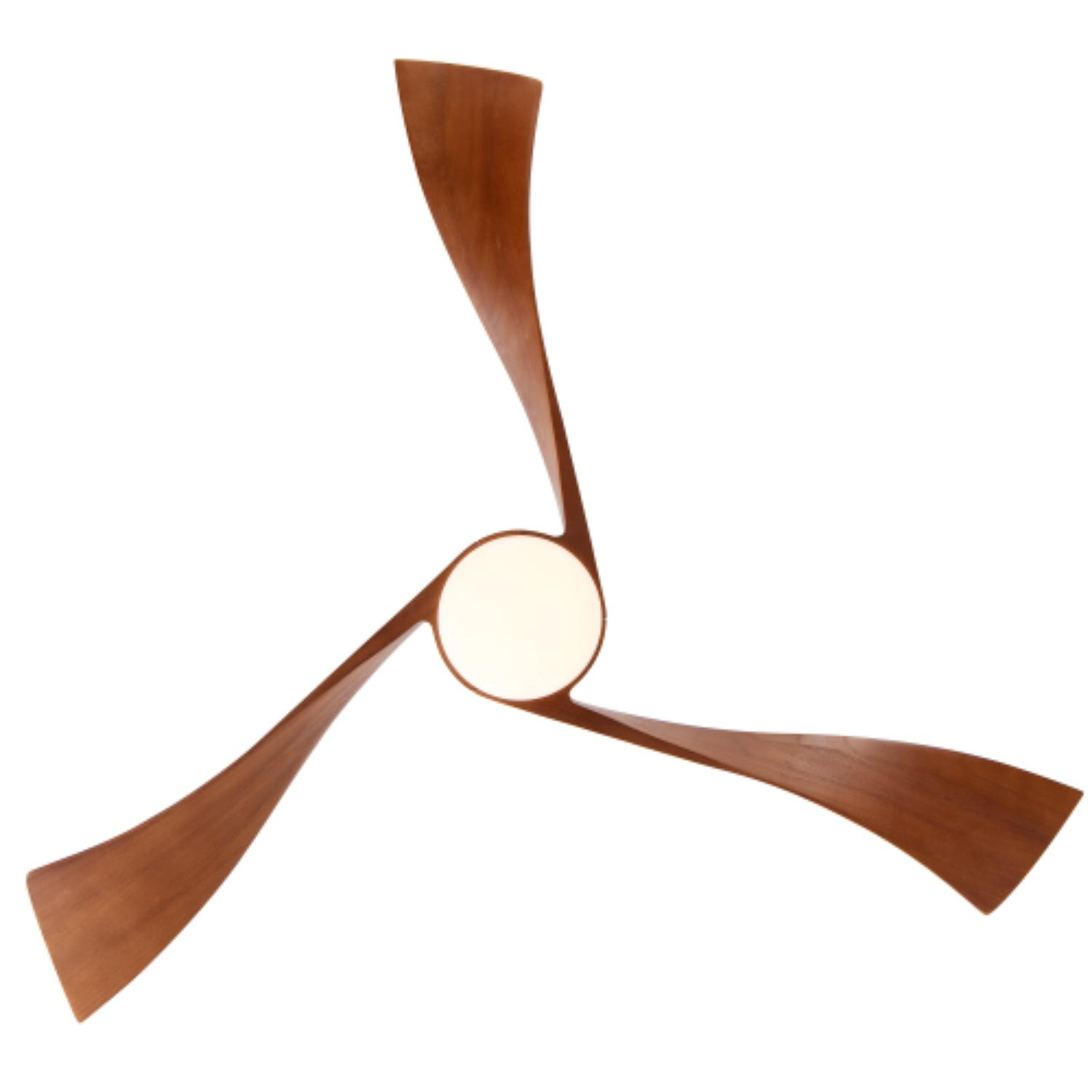 Draufsicht auf einen modernen Deckenventilator mit drei Holzflügeln und einem zentralen Licht, auf weißem Hintergrund.