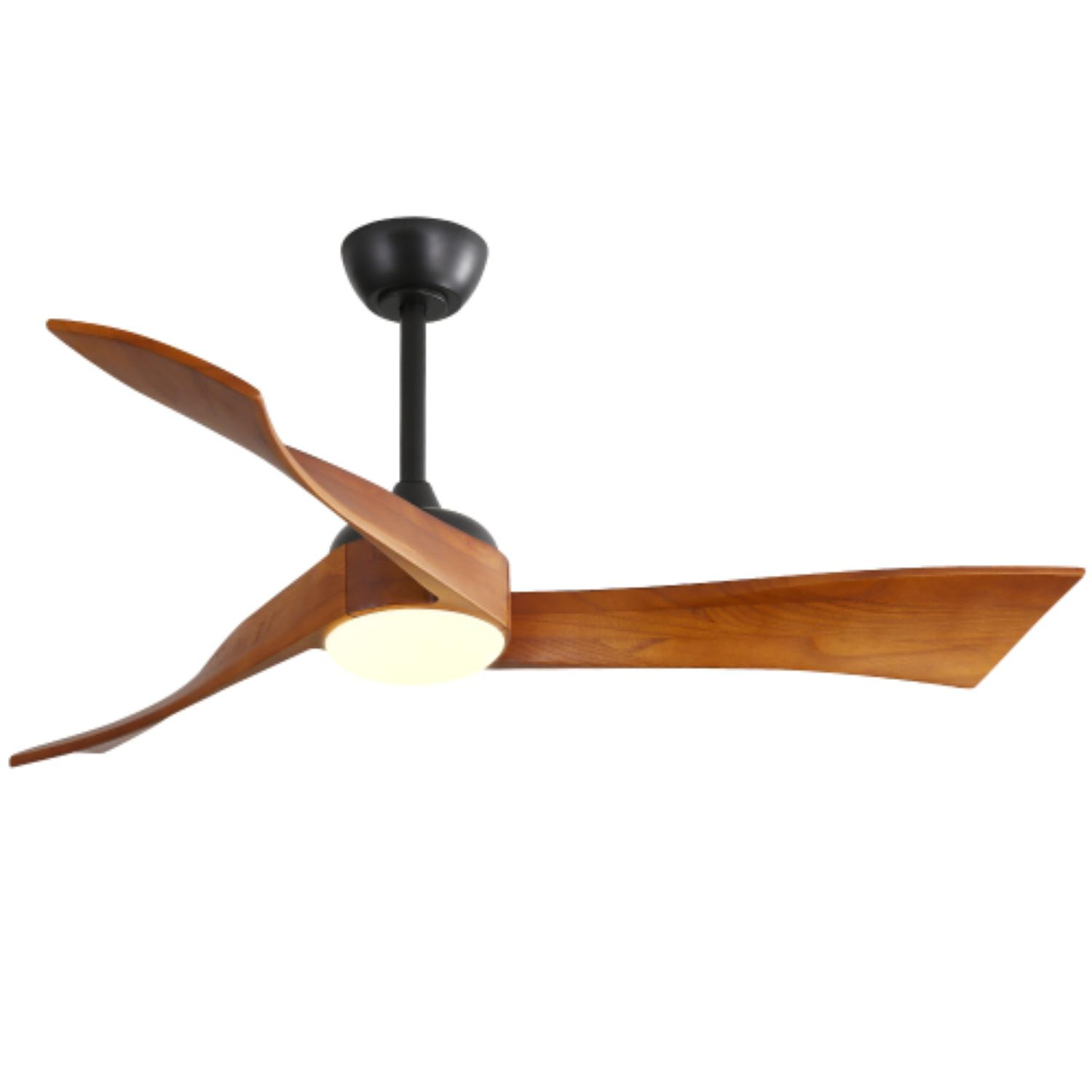 Deckenventilator mit drei Holzflügeln und einem schwarzen Motor, mit Licht, auf weißem Hintergrund.