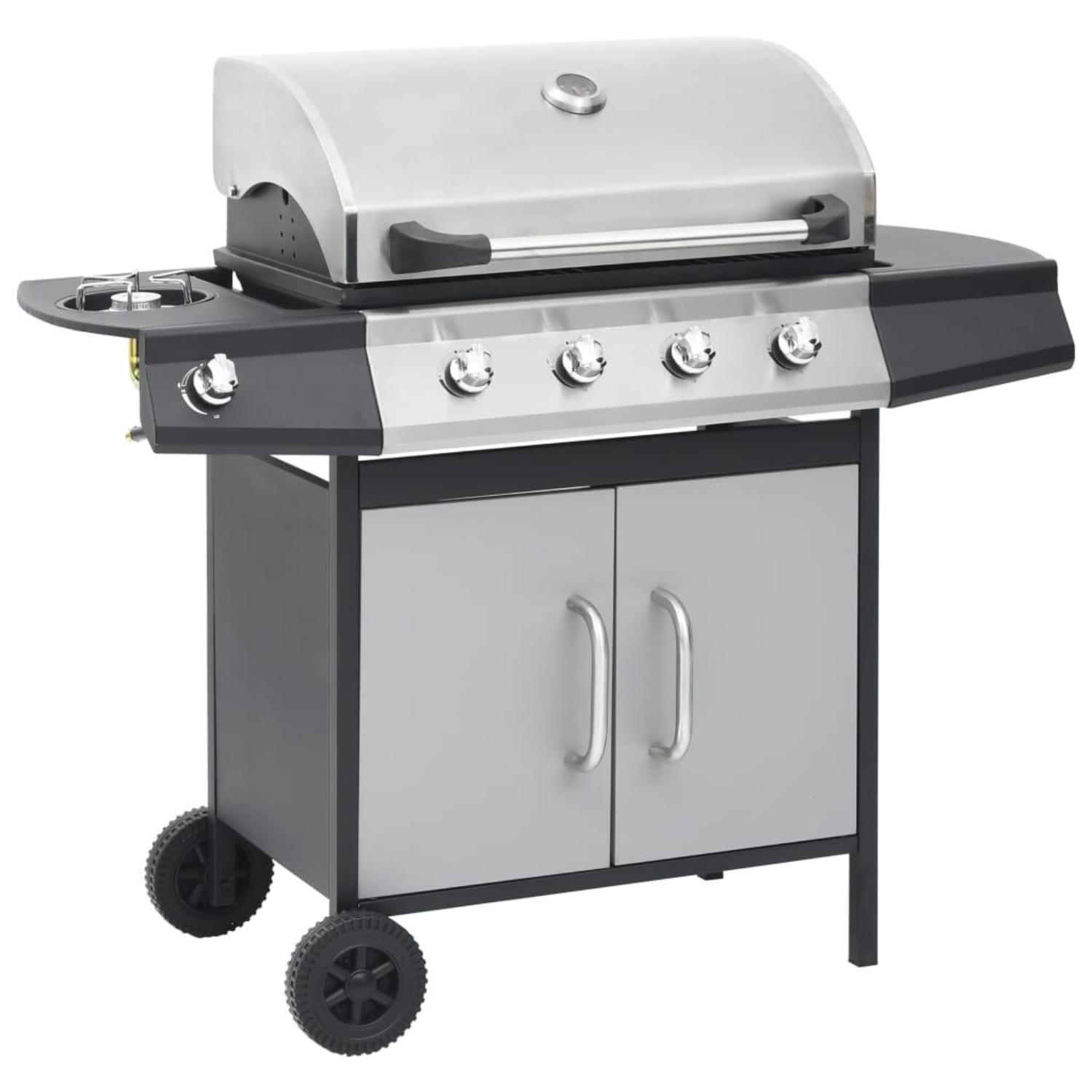 Gasgrill für den Außenbereich mit Edelstahlplatte, schwarzen Akzenten und einem grauen Schrank mit zwei Türen.