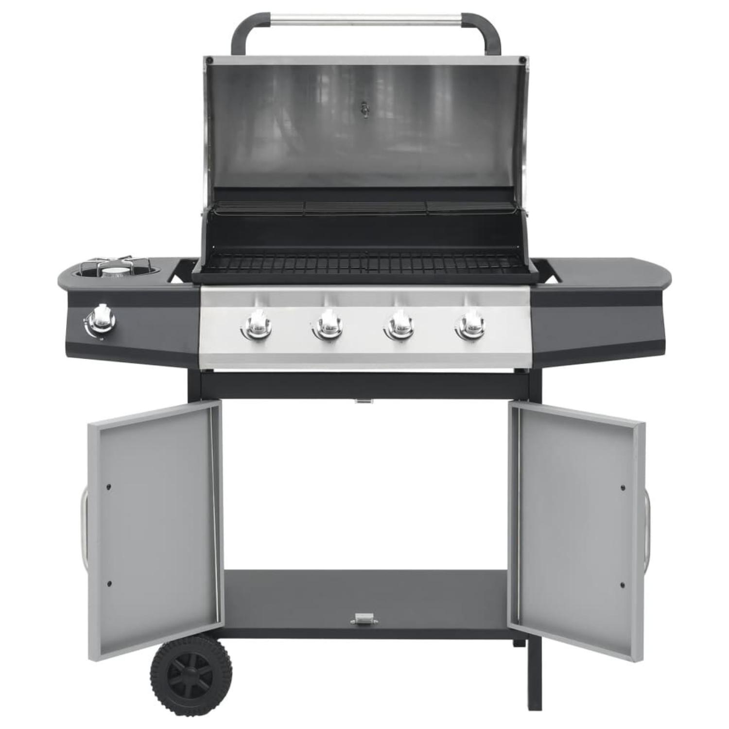 Außengrill mit geöffnetem Deckel, Türen offen und Räder sichtbar.