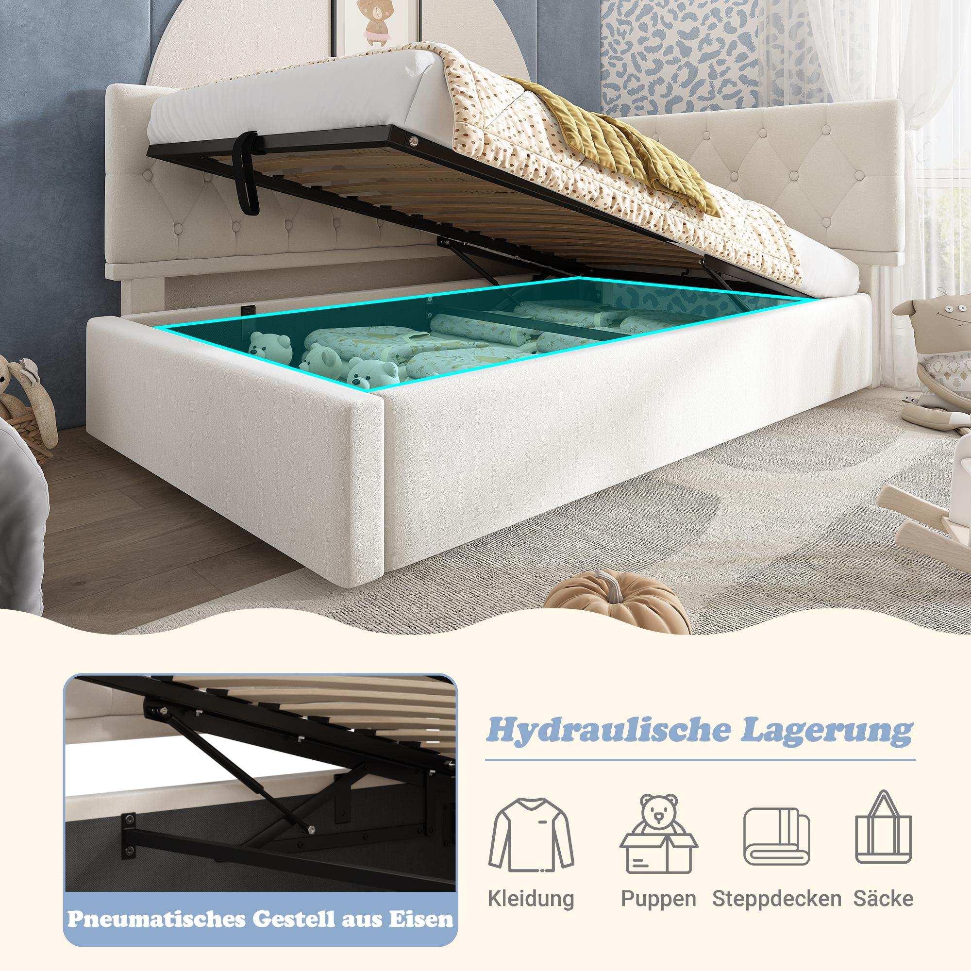 Beiges Bett mit Stauraum. Das Bett ist angehoben, der Stauraum ist sichtbar. Plüschtiere sind sichtbar.