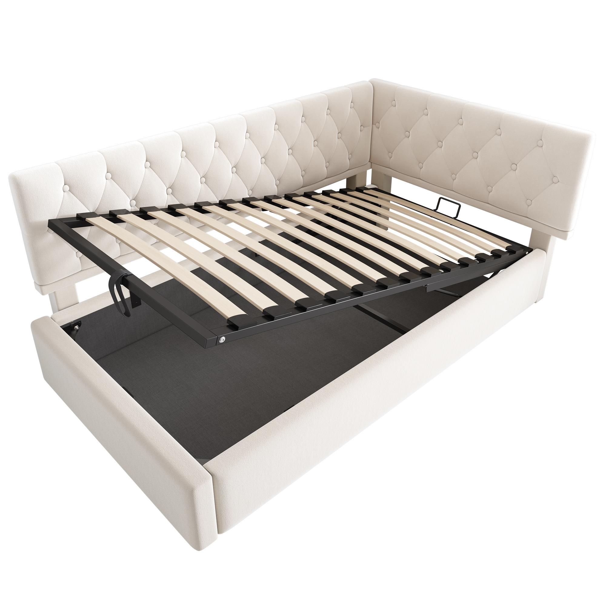 Beiges Bett mit hochgeklapptem Rahmen. Der Rahmen ist schwarz. Der Stauraum ist sichtbar.