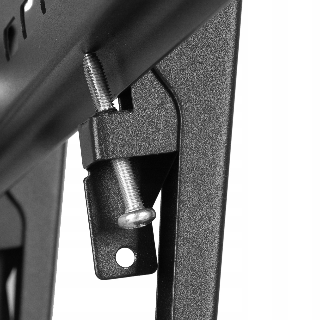 Zbliżenie śruby na czarnym metalowym uchwycie TV. Śruba jest srebrna i mocno wkręcona.