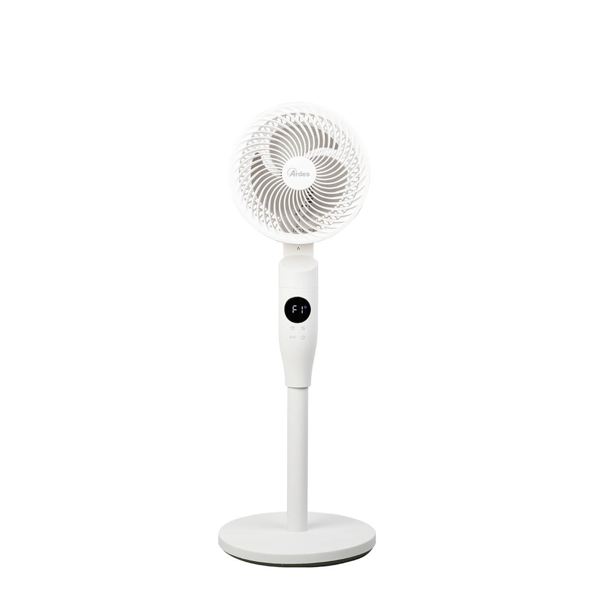 Weißer Standventilator mit Digitalanzeige, isoliert auf weißem Hintergrund.