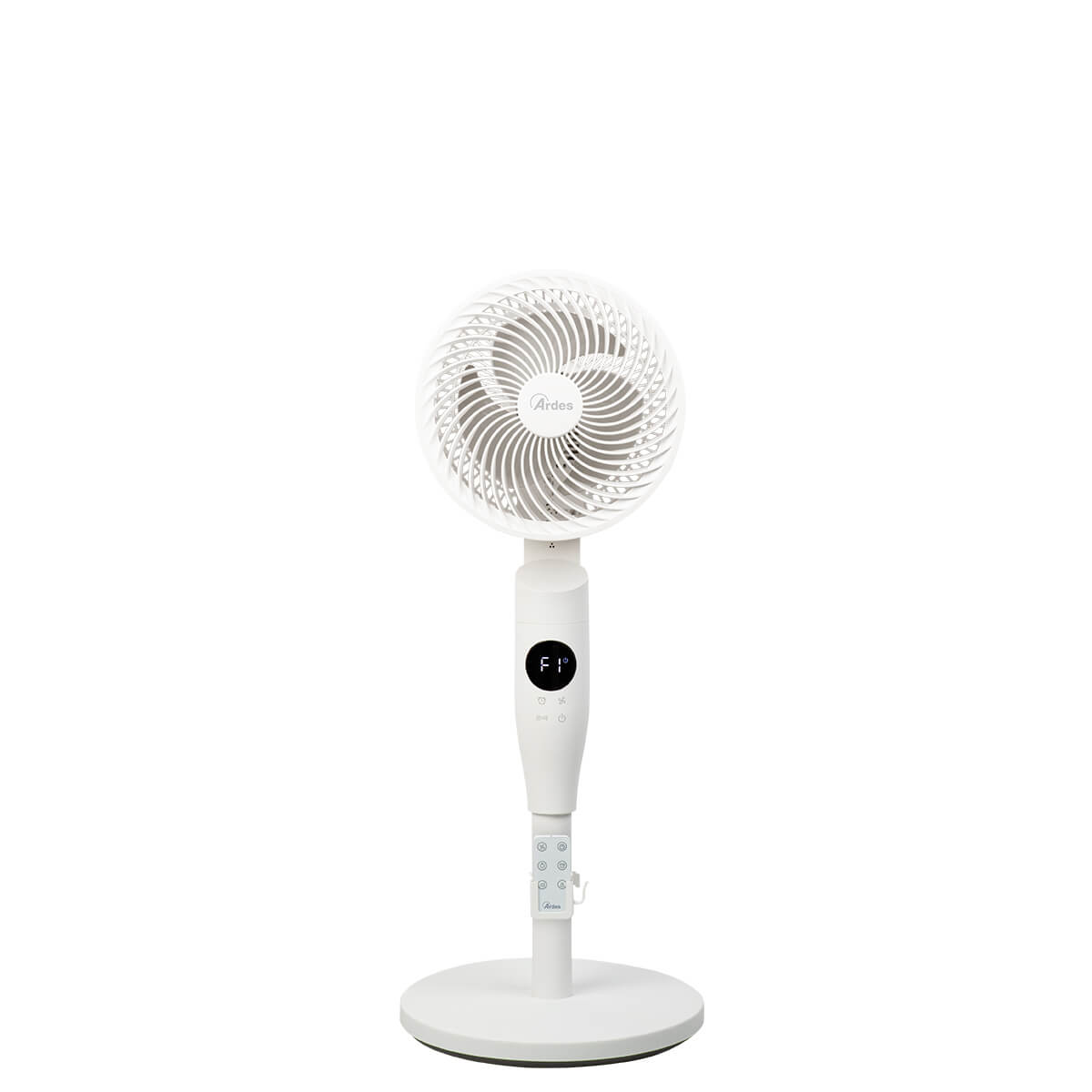 Weißer Standventilator mit Bedienelementen am Ständer, auf weißem Hintergrund.
