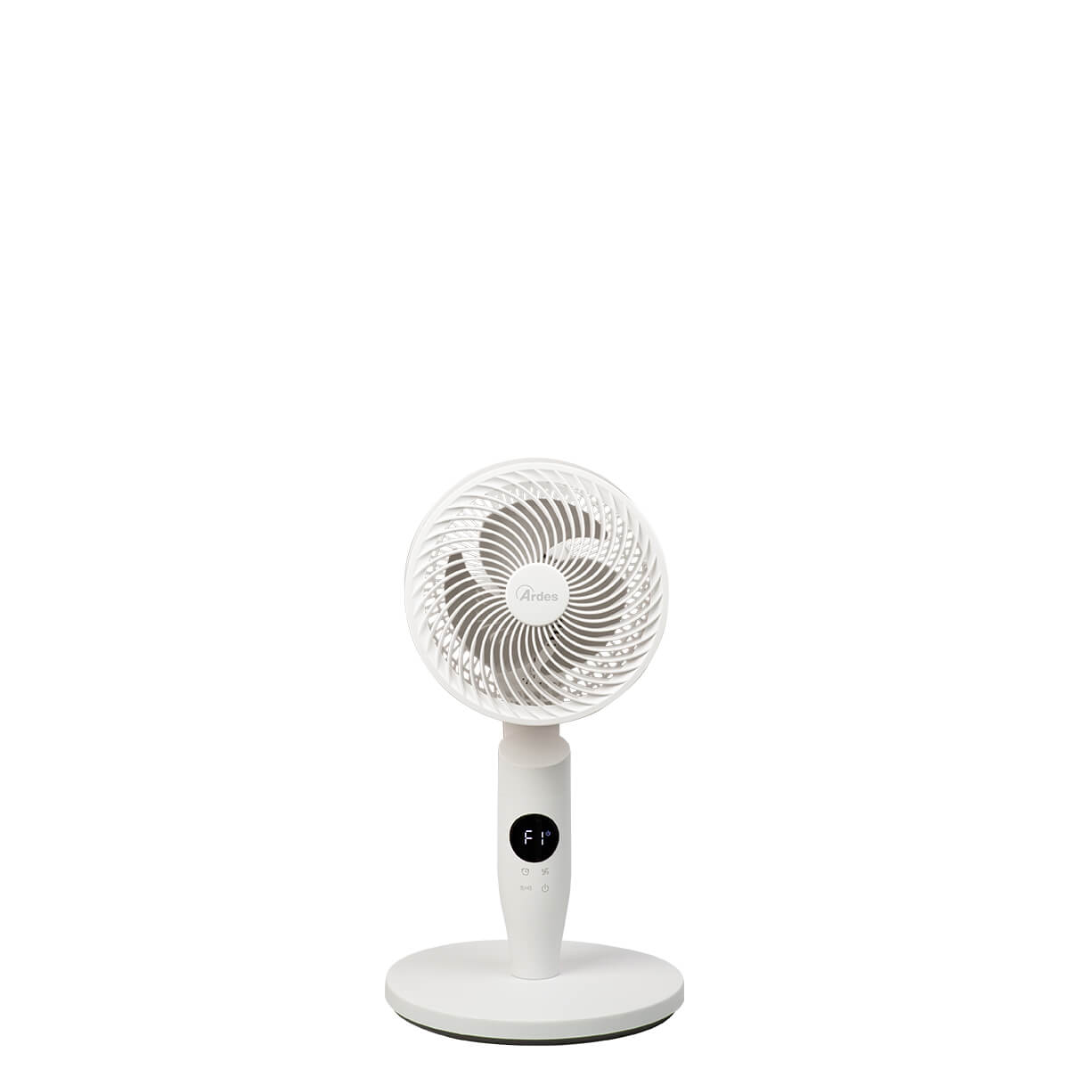 Weißer Standventilator mit Digitalanzeige. Er befindet sich auf weißem Hintergrund.