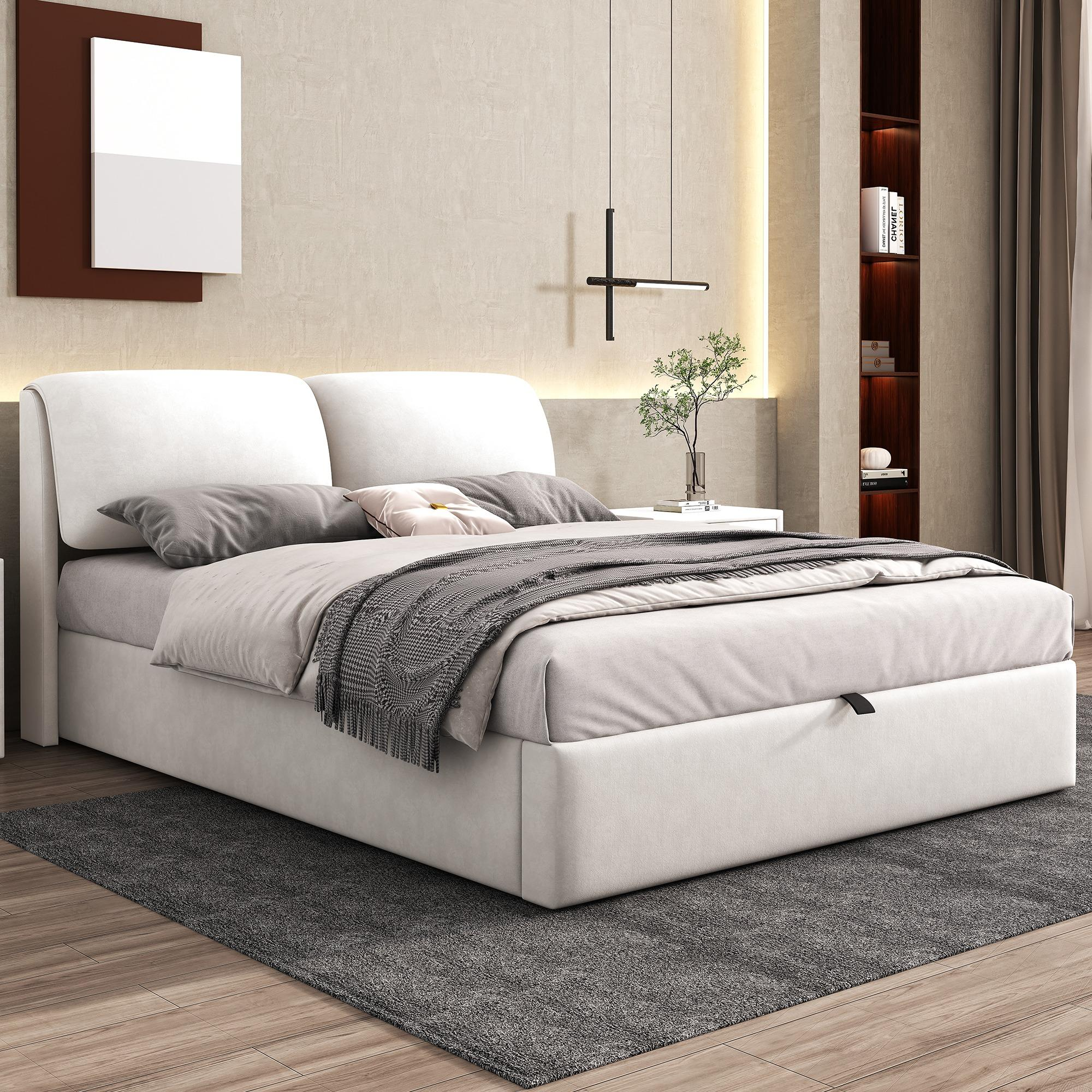 Weißes Bett mit Kopfteil, Kissen und Decke. Es steht auf einem Teppich und hat einen Hintergrund.