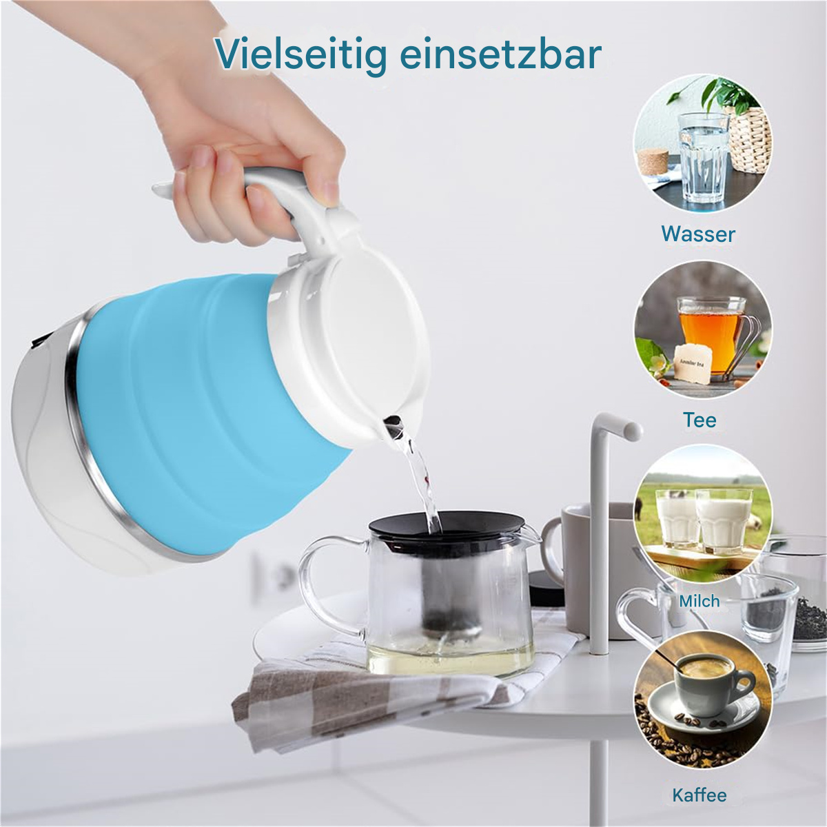 Eine Person gießt Wasser aus einem blauen Wasserkocher in eine gläserne Teekanne. Der Hintergrund hat Tassen und Getränke.