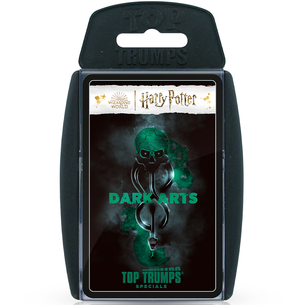 Ein schwarzes Top Trumps Kartenetui mit einer Harry Potter Dark Arts Karte.