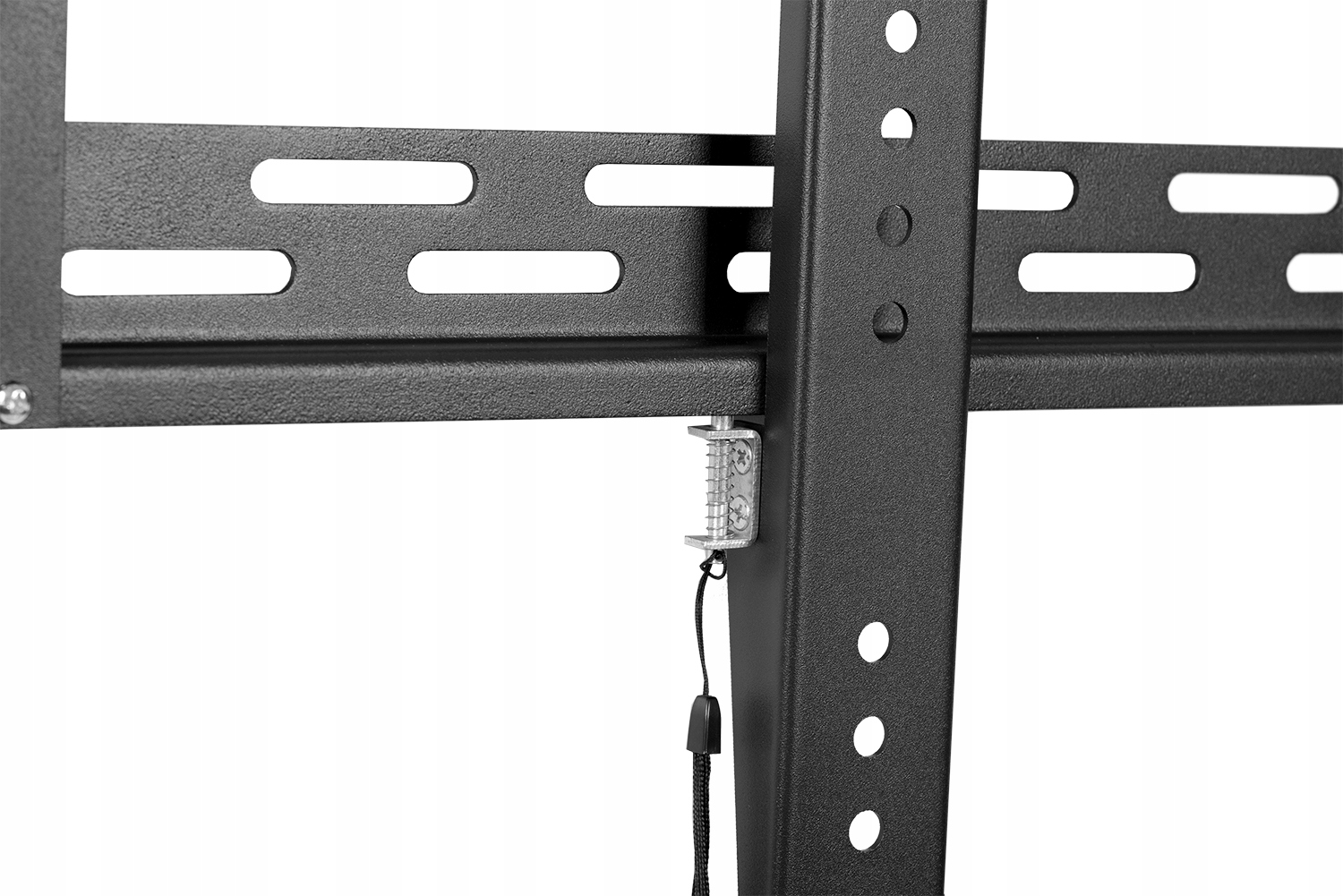 Zbliżenie czarnego uchwytu ściennego do telewizora z czarnym przewodem i mechanizmem zabezpieczającym.