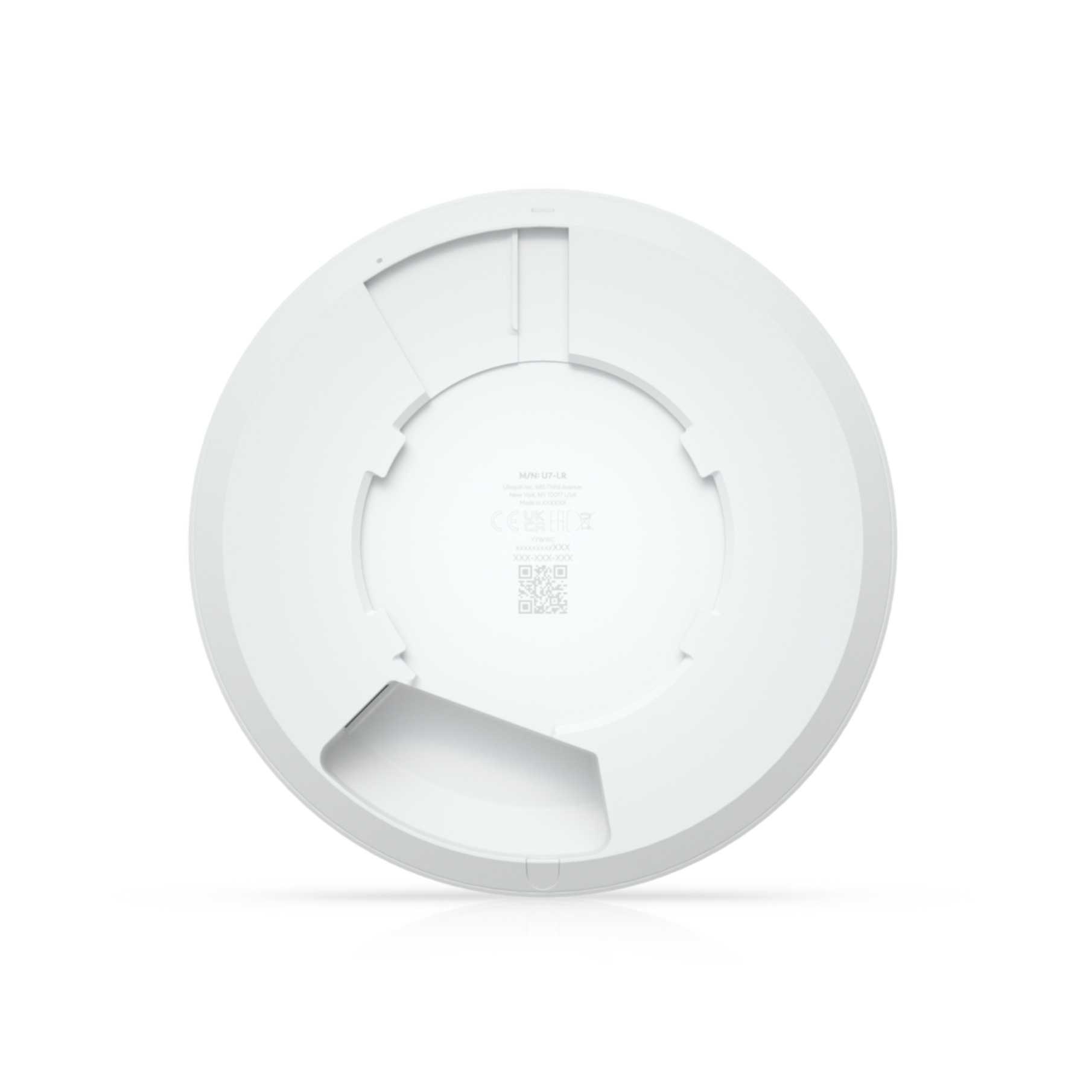 Un point d'accès Ubiquiti blanc, vue de dessous. Il a un design circulaire et des étiquettes visibles.