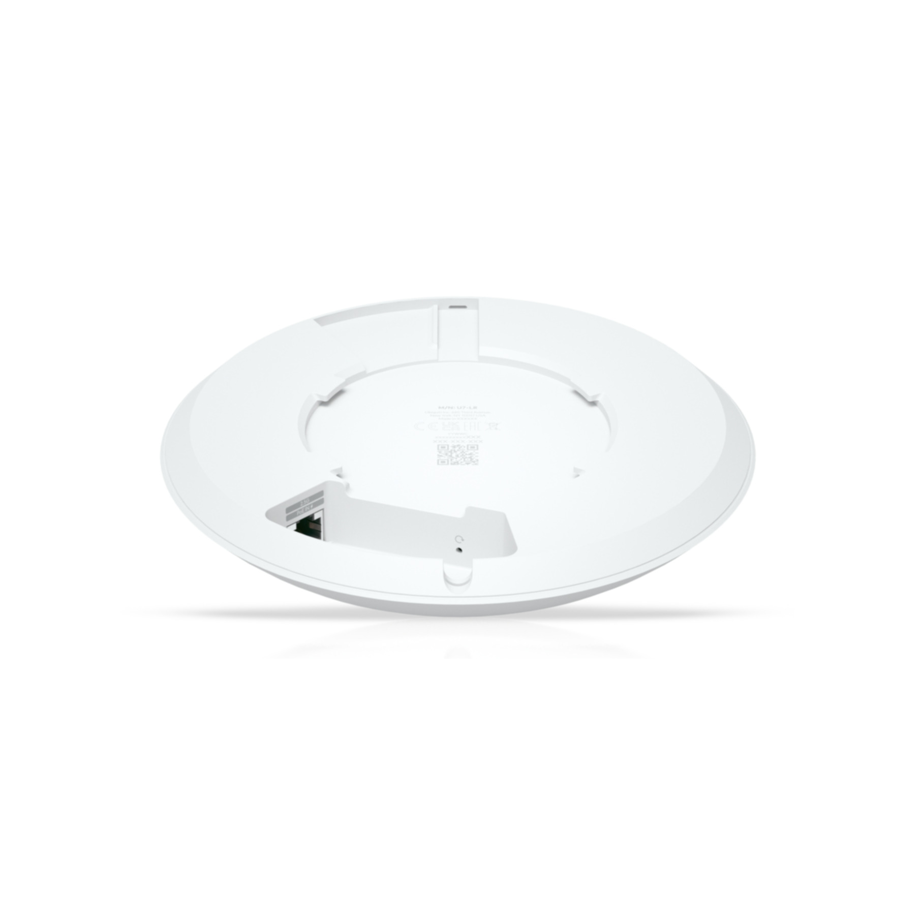 Un point d'accès Ubiquiti blanc, vue de dessous. Il a un design circulaire et des étiquettes visibles.