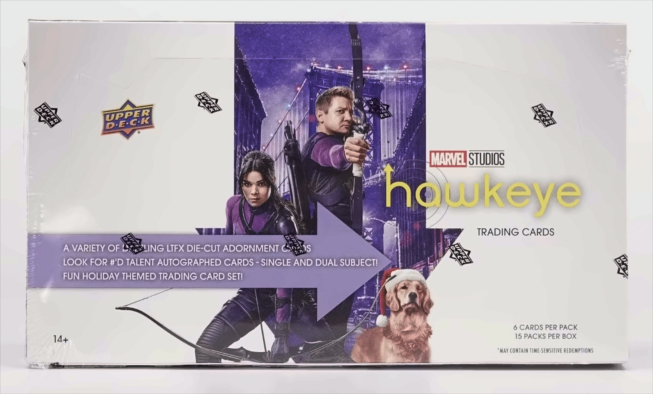 Hawkeye-Sammelkartenbox mit Hawkeye- und Kate Bishop-Bildern und einem Hund mit Weihnachtsmütze.