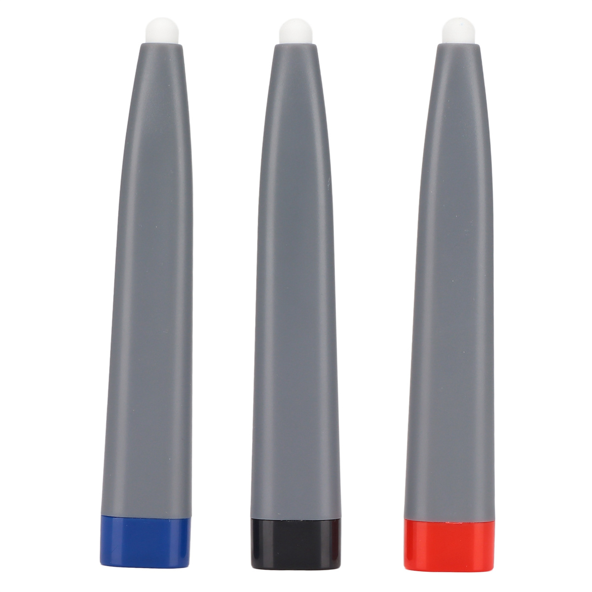 Drei graue Stifte mit farbigen Spitzen (blau, schwarz, rot) und weißen Spitzen, ausgerichtet auf weißem Hintergrund.