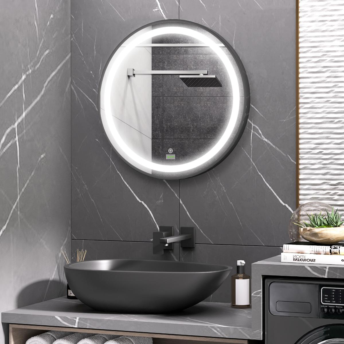Badezimmer mit rundem Spiegel mit Licht, schwarzem Waschbecken und grauer Marmorwand.