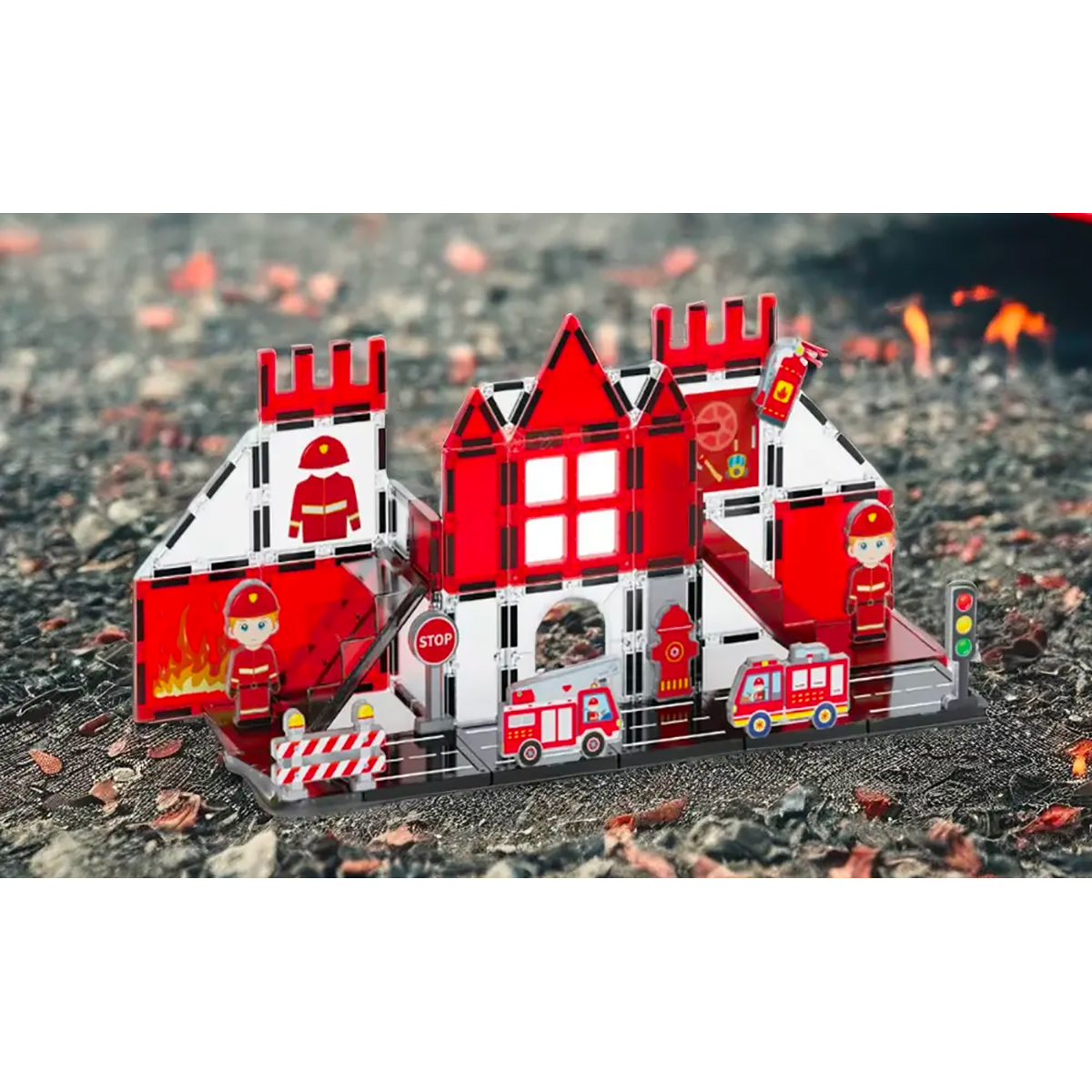 Ein Spielzeug-Feuerwehrhaus-Set auf einer Oberfläche mit einem Spielzeug-Feuerwehrwagen, Feuerwehrleuten und einem Gebäude.