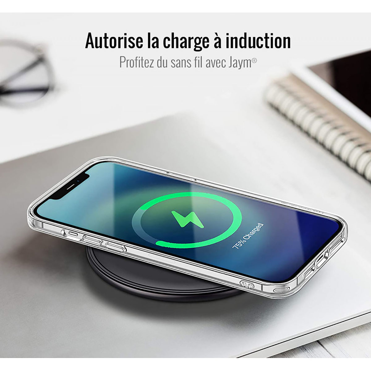 Telefono in carica wireless. Lo schermo mostra il 75% di carica con un fulmine.
