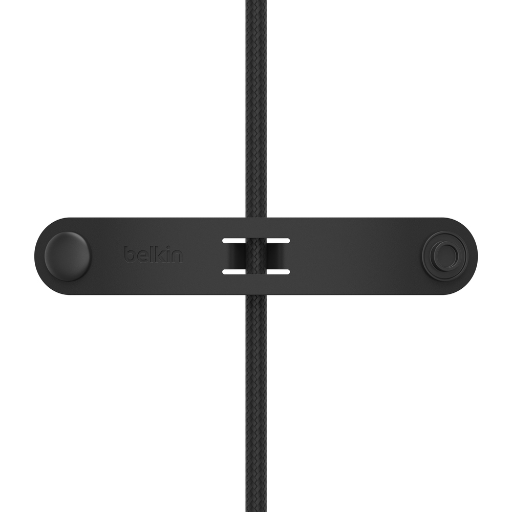 Un organiseur de câble noir avec le logo Belkin et deux fentes pour le câble.