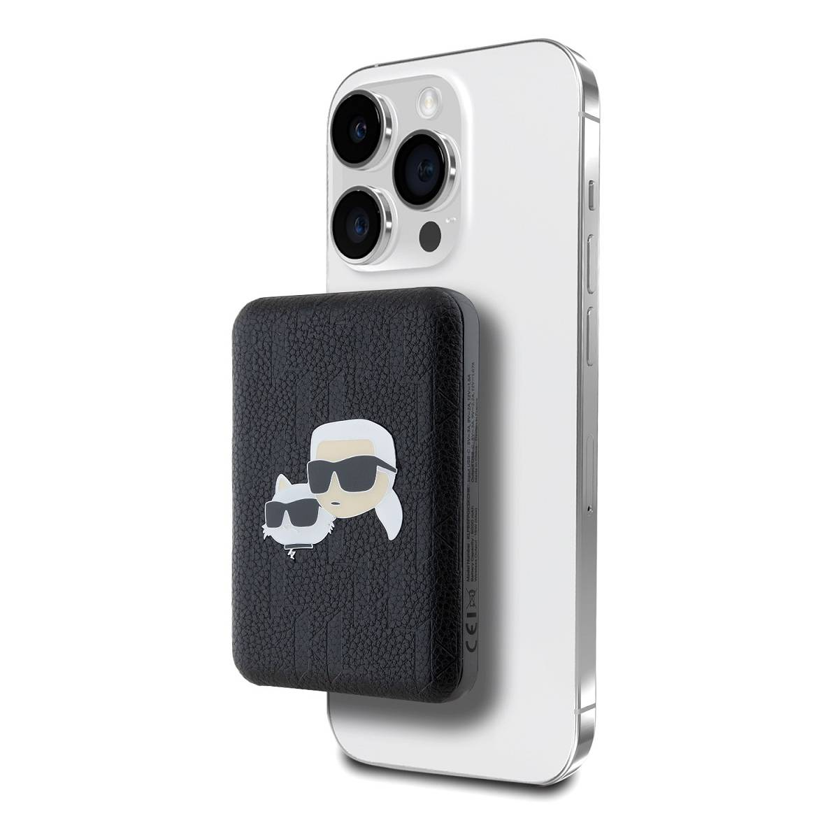 iPhone bianco con grafica del gatto Karl Lagerfeld nero su un MagSafe nero. Sfondo bianco.