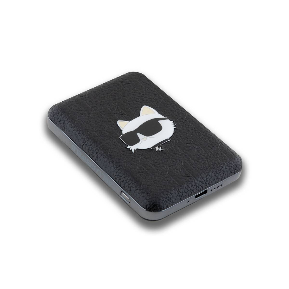 Power bank nera con una faccia di gatto dei cartoni animati sopra. Il dispositivo è angolato.