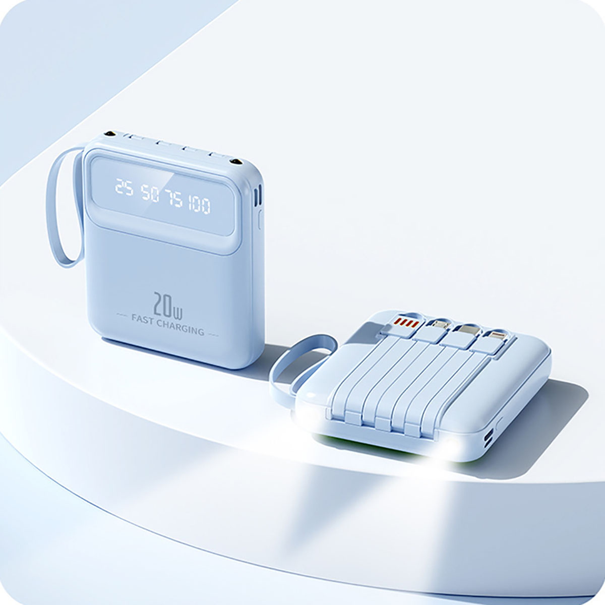 Hellblaue Powerbank mit mehreren Ladekabeln.