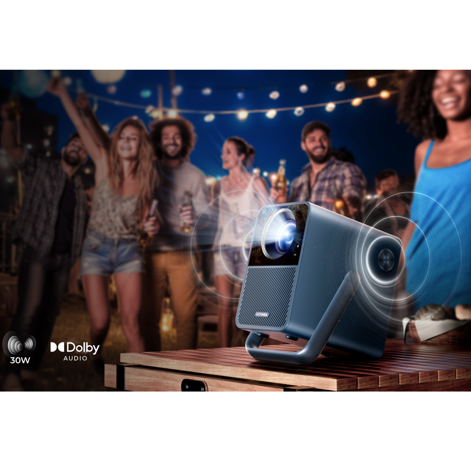 Een blauwe projector met mensen op de achtergrond, verlicht door buitenverlichting.