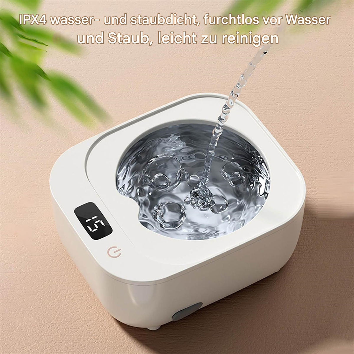 Weißer Ultraschallreiniger, in den Wasser gegossen wird. Das Display zeigt '15', und eine Ein-Aus-Taste ist sichtbar.