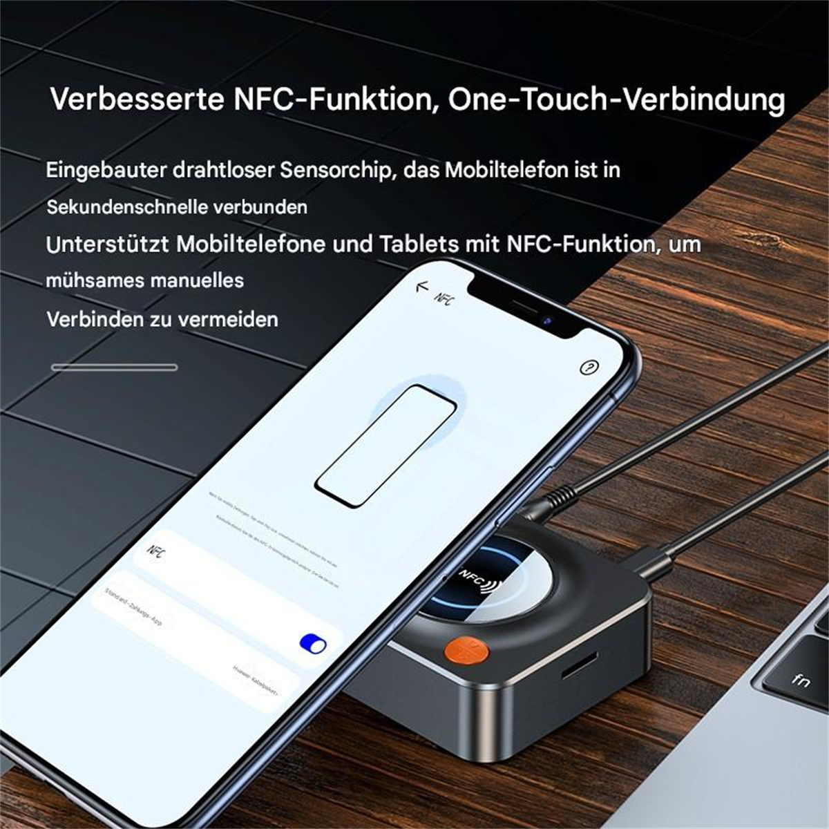 Smartphone, das über NFC mit einem schwarzen Audioempfänger verbunden ist, auf Holz.