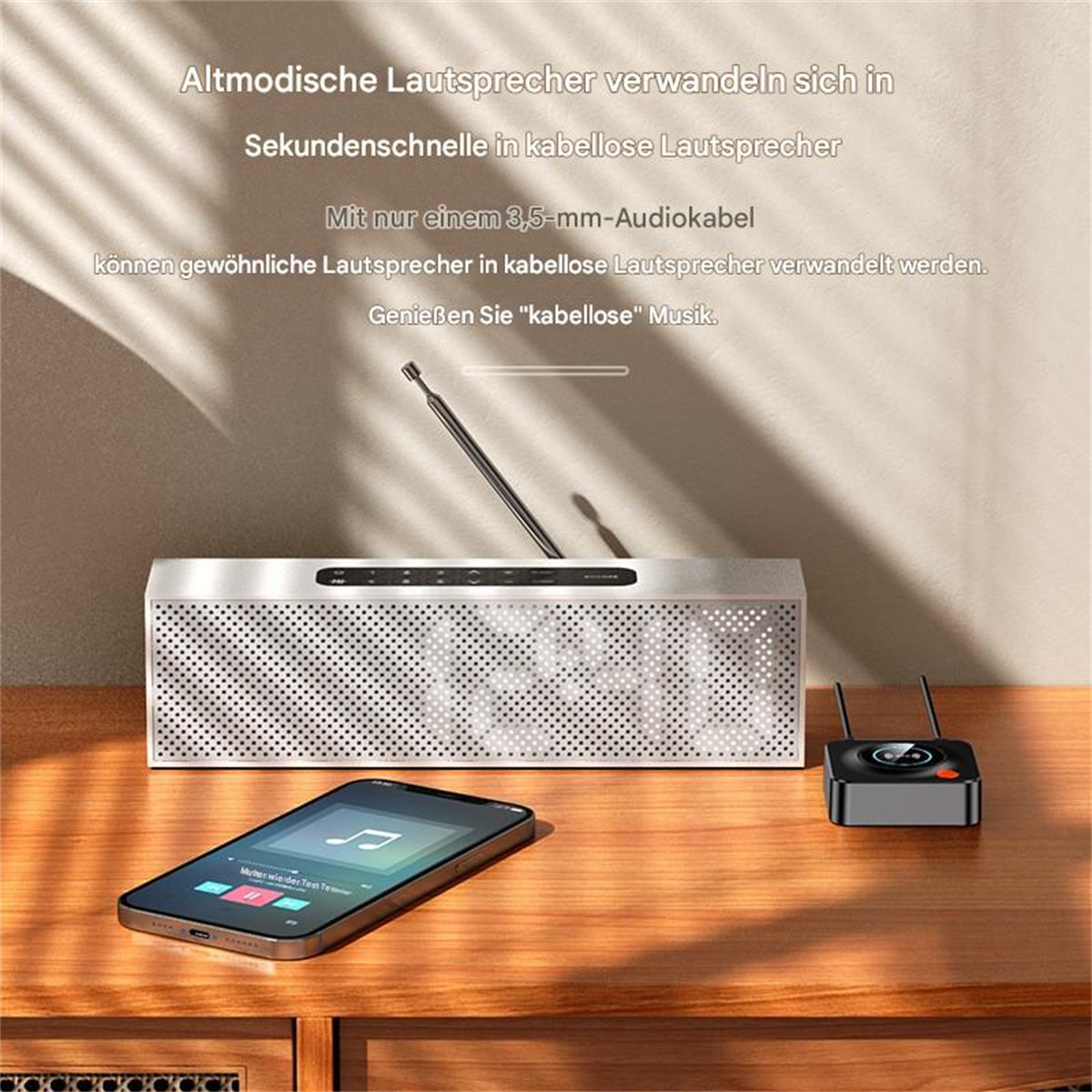 Ein silbernes Radio mit einem Smartphone und einem schwarzen Empfänger auf Holz.