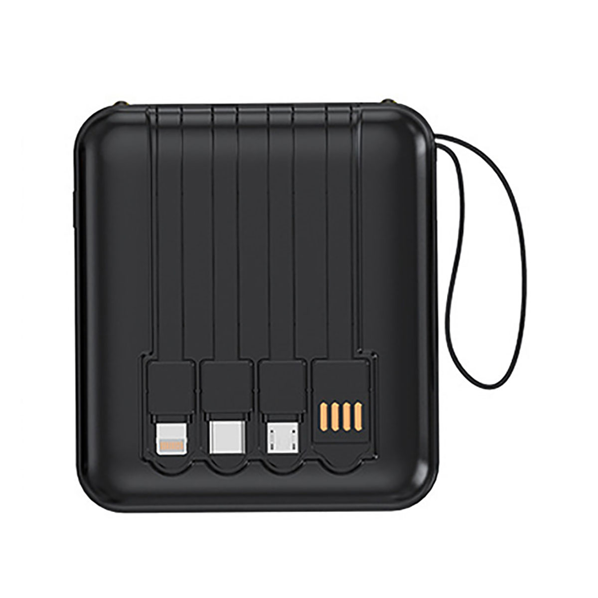 Schwarze Powerbank mit vier angeschlossenen Ladekabeln. Weißer Hintergrund.