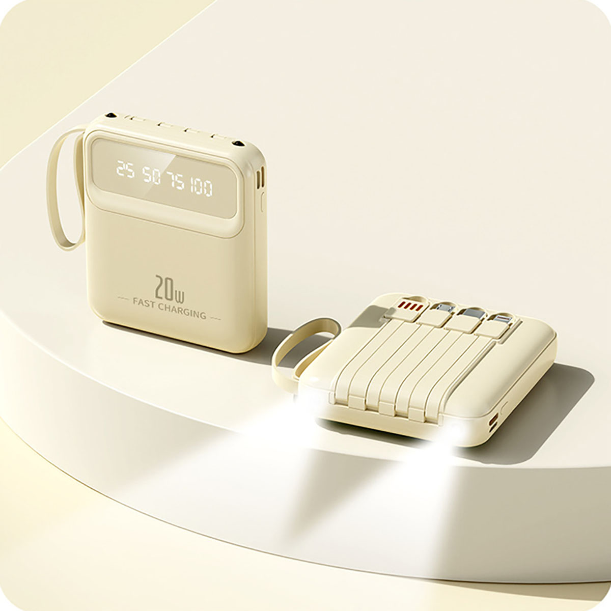 Zwei cremefarbene Powerbanks. Eine offen, mit USB-Anschlüssen. Eine geschlossen, mit Ladeanzeige.