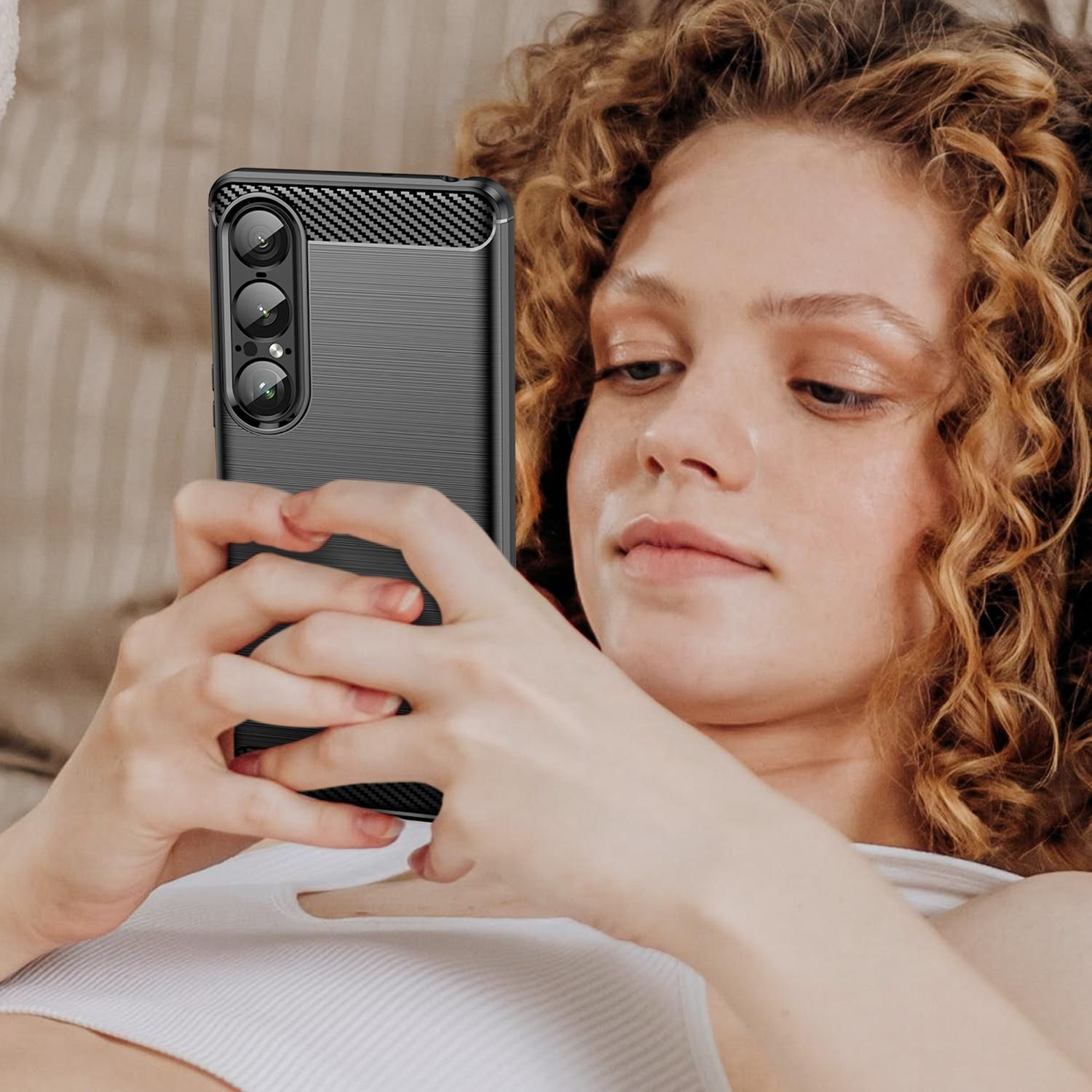 Frau, die ein Telefon in einer Hülle hält. Das Telefon hat eine Kameraanordnung auf der Rückseite.