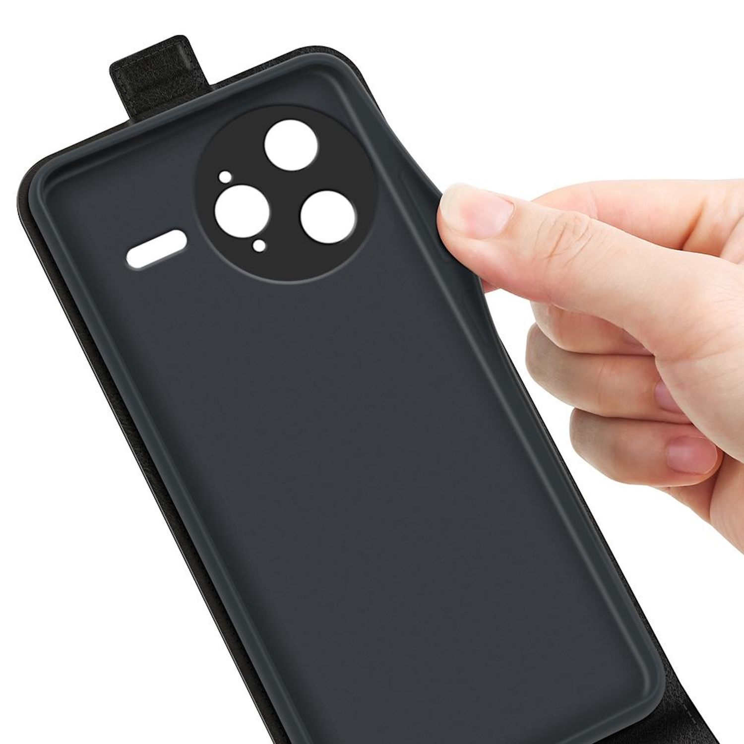 Mano sosteniendo la funda del teléfono. La funda tiene un recorte para la cámara. El teléfono no está insertado.