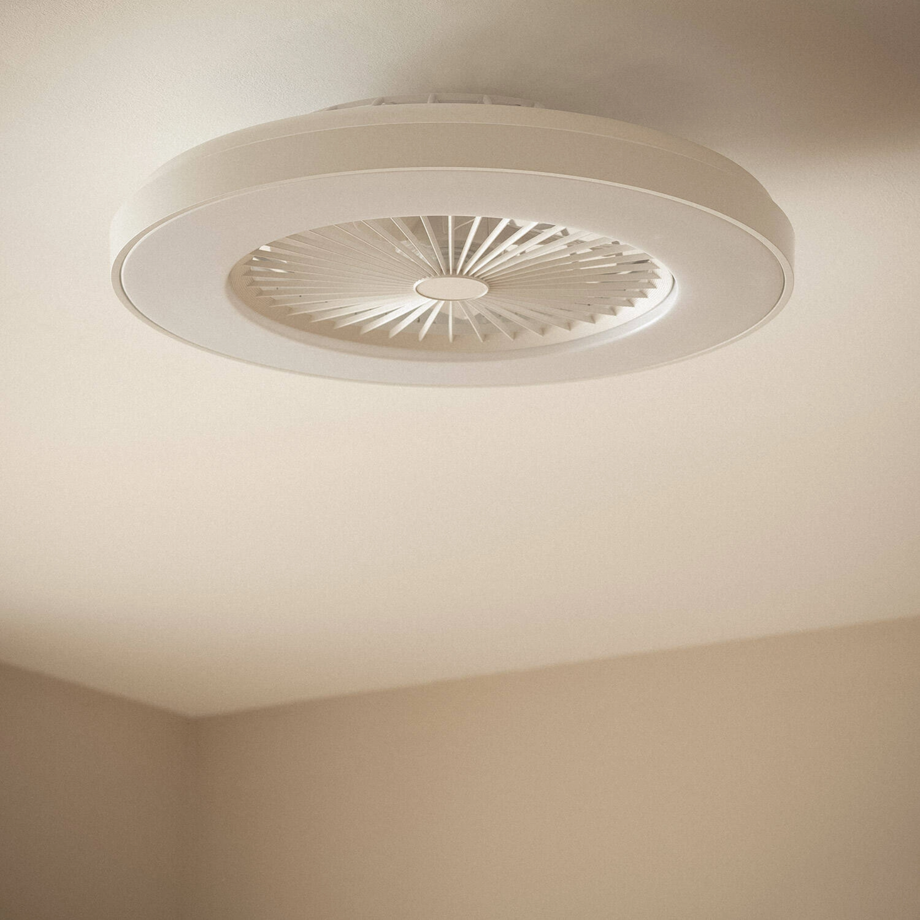 Ventilatore da soffitto con luce, montato sul soffitto. Soffitto bianco crema.
