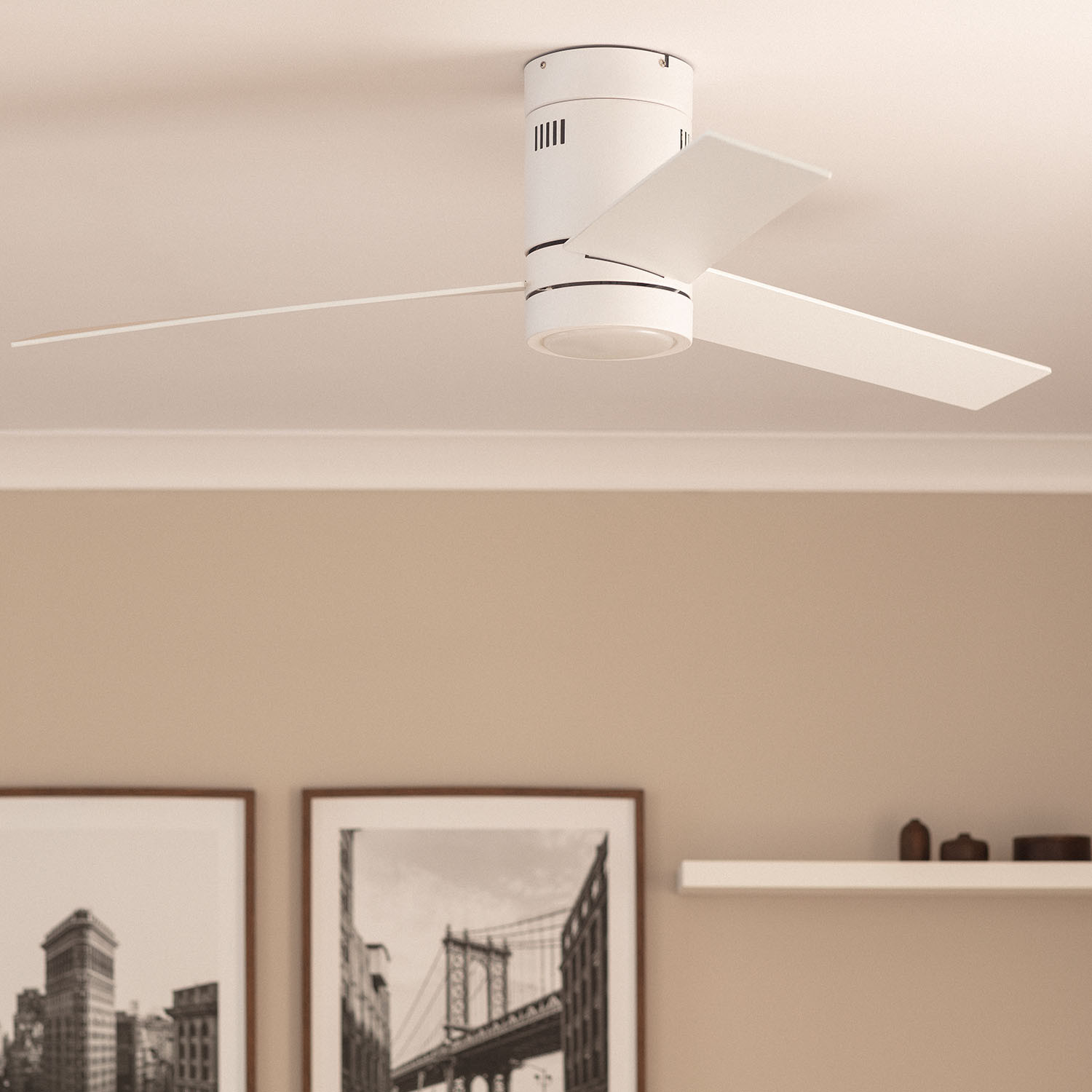 Ventilatore da soffitto bianco con tre pale. Il ventilatore è sopra una stanza con quadri incorniciati e una mensola.