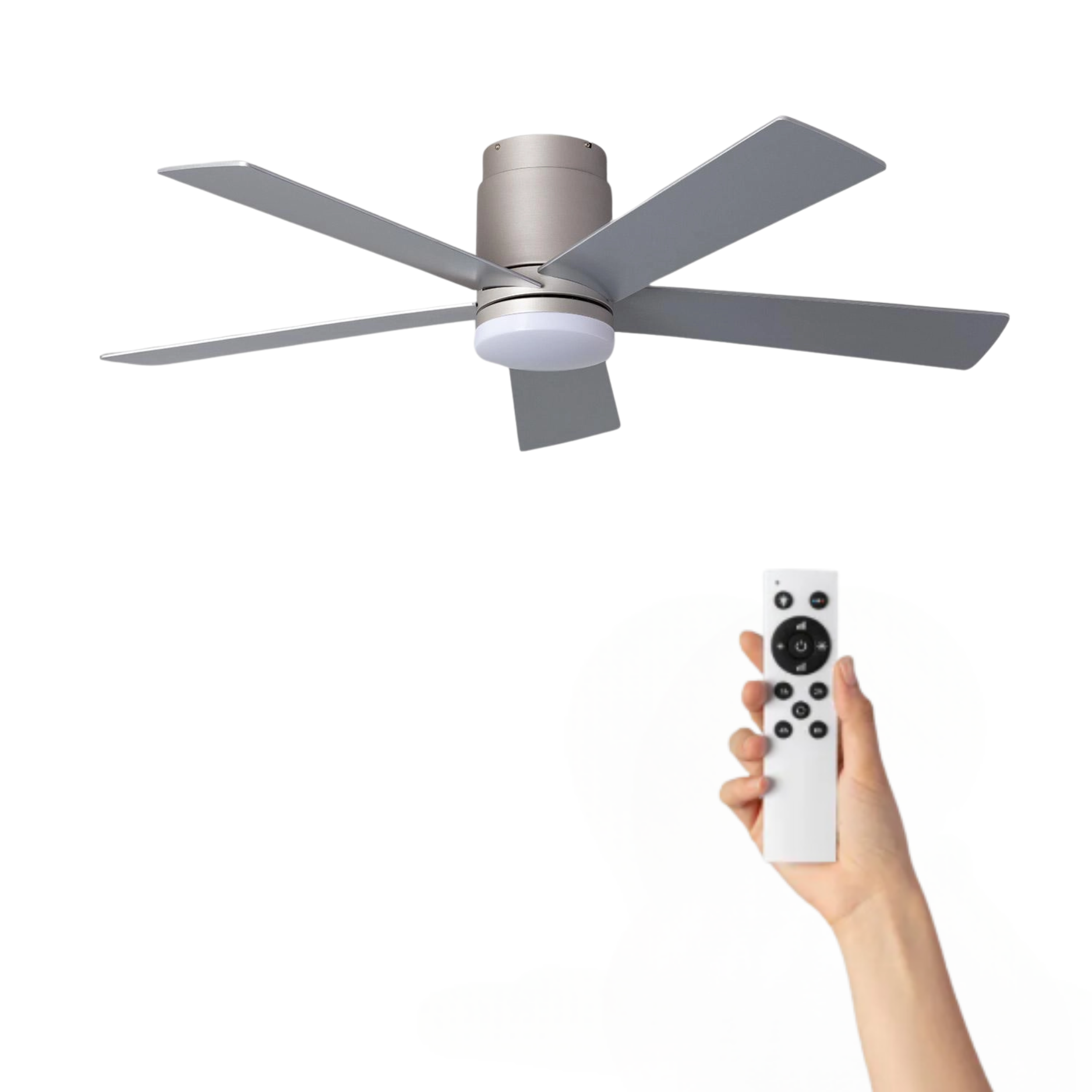 Ventilatore da soffitto argentato con cinque pale e telecomando in mano, sfondo bianco.