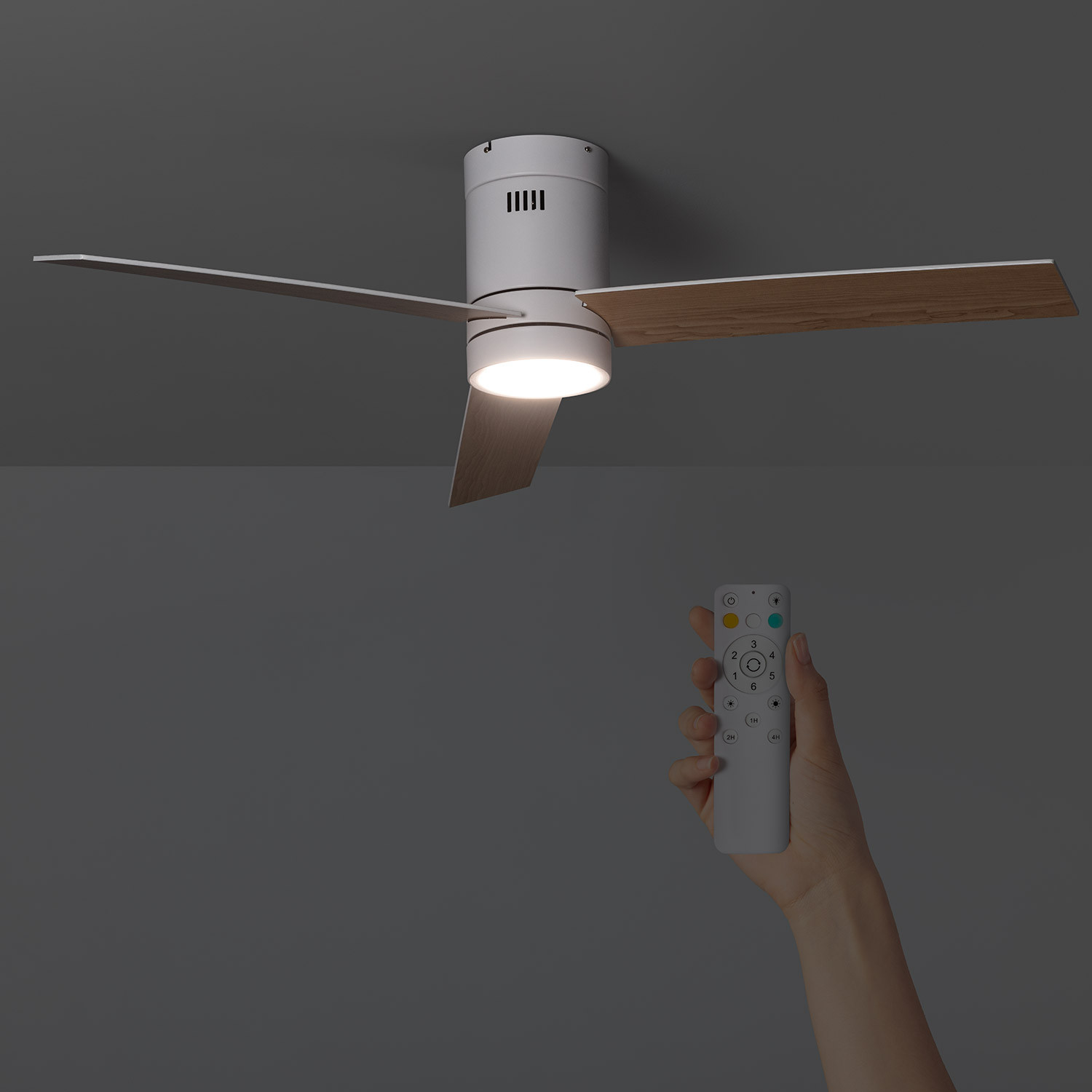 Ventilatore da soffitto con pale in legno e telecomando. Lo sfondo è grigio scuro.