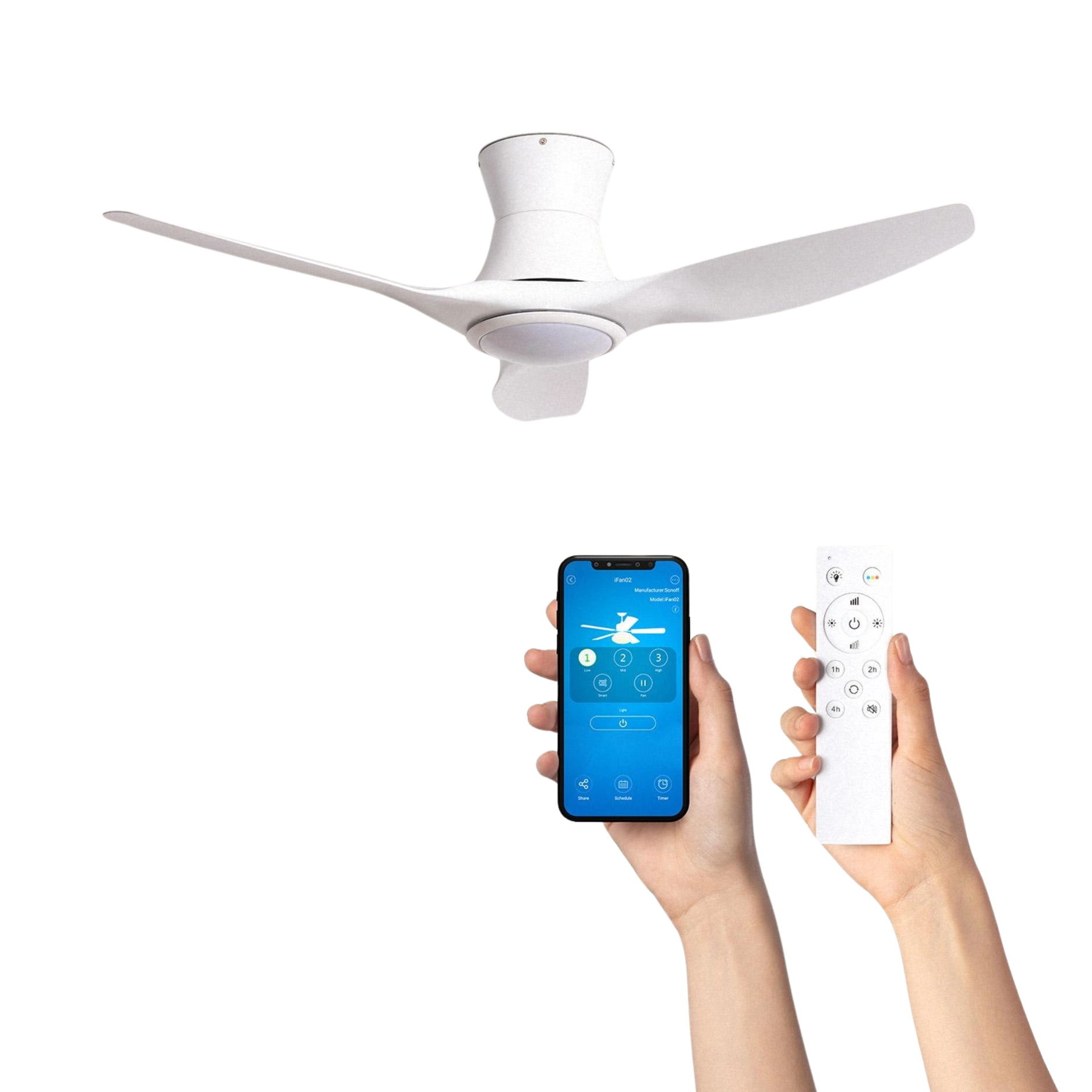 Ventilatore da soffitto bianco, telefono con app ventola e telecomando in mano. Sfondo bianco.