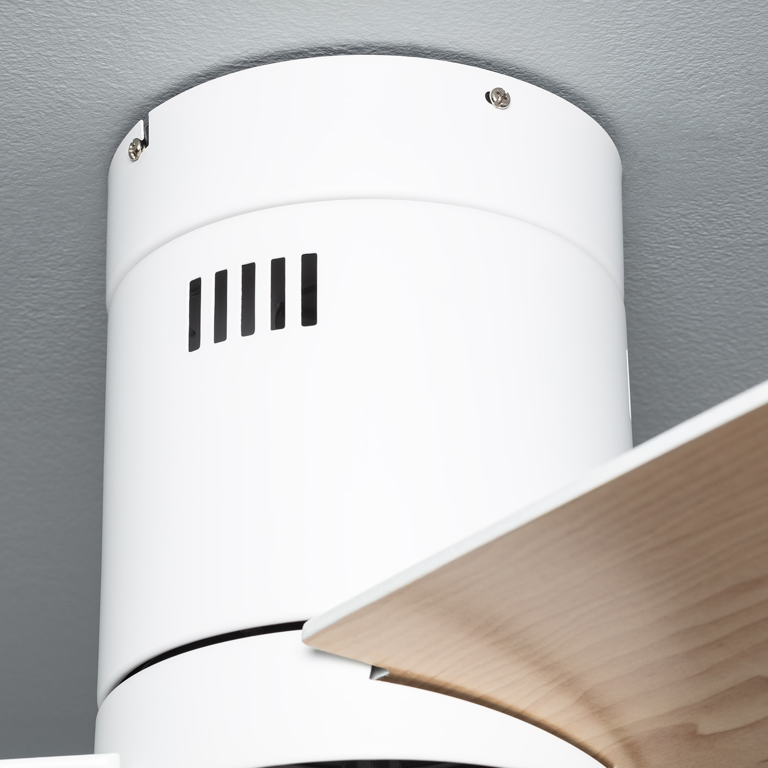 Primo piano dell'alloggiamento del motore del ventilatore da soffitto bianco. Sfondo grigio.
