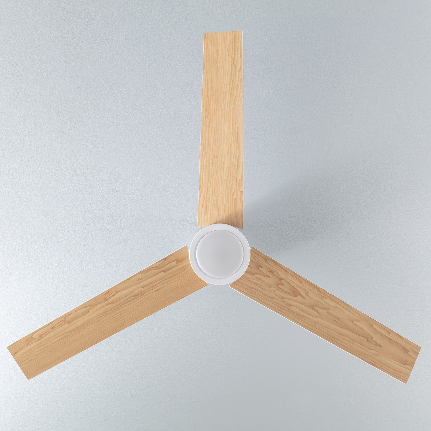 Ventilatore da soffitto con pale in legno. Soffitto bianco e sfondo grigio chiaro.