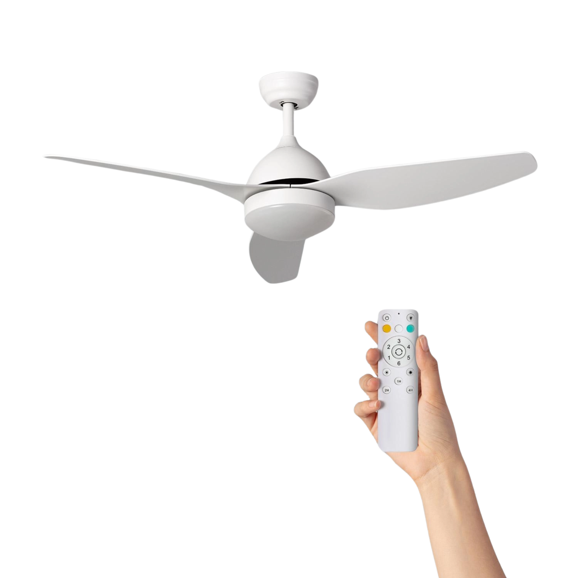 Un ventilatore da soffitto bianco e una mano che tiene un telecomando su sfondo bianco.