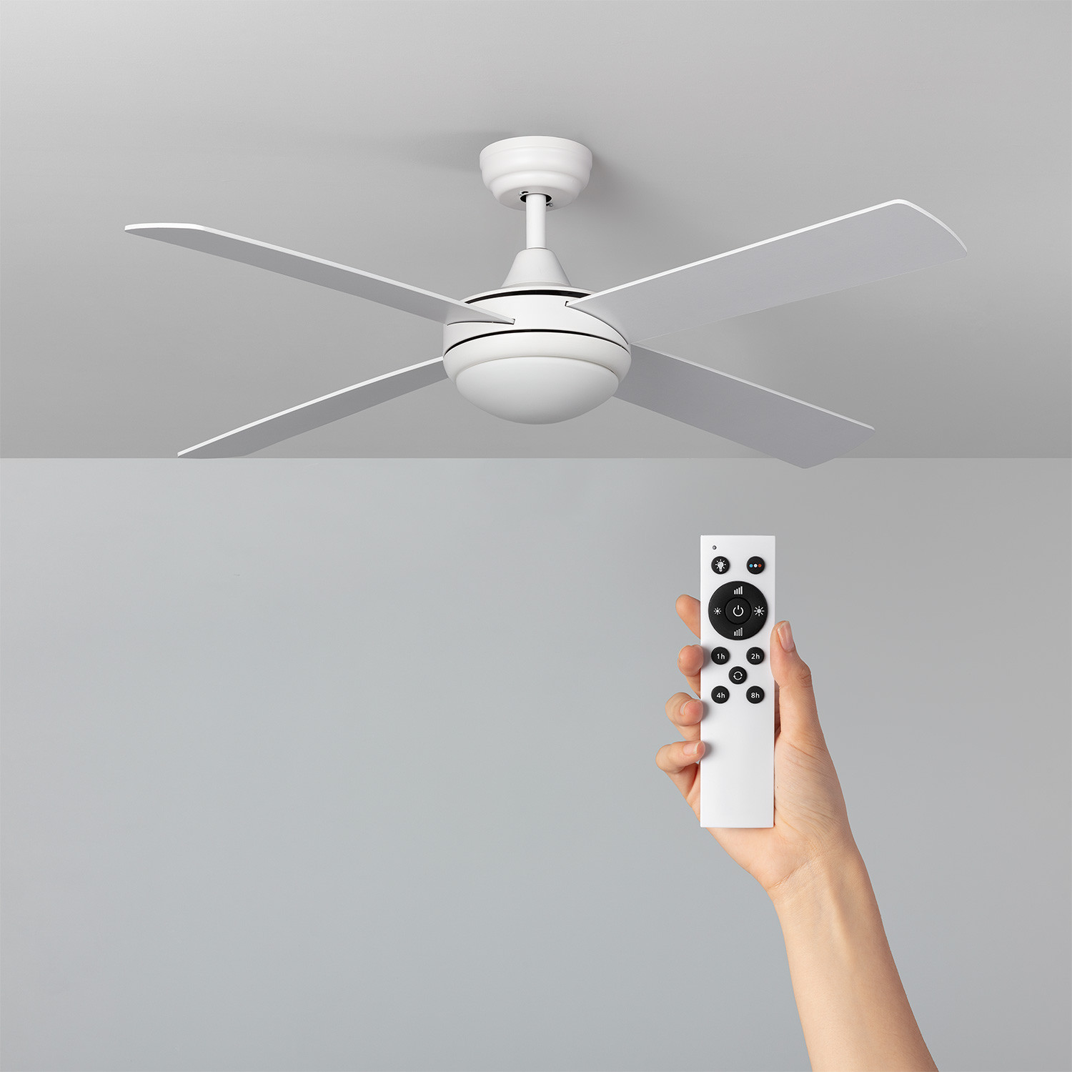 Ventilatore a soffitto con telecomando in mano.