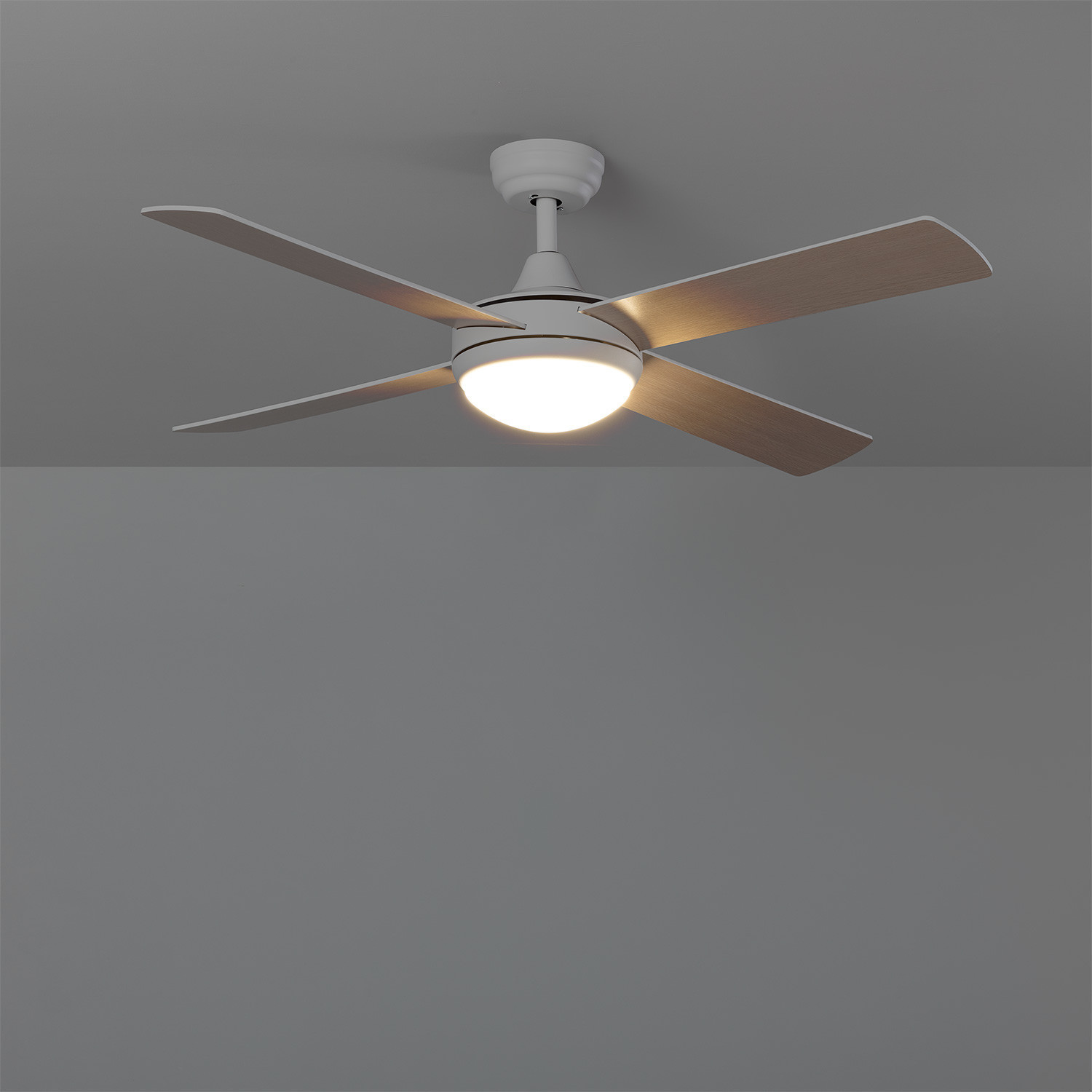 Ventilatore a soffitto con quattro pale e un lampadario centrale. Soffitto grigio, luce accesa.