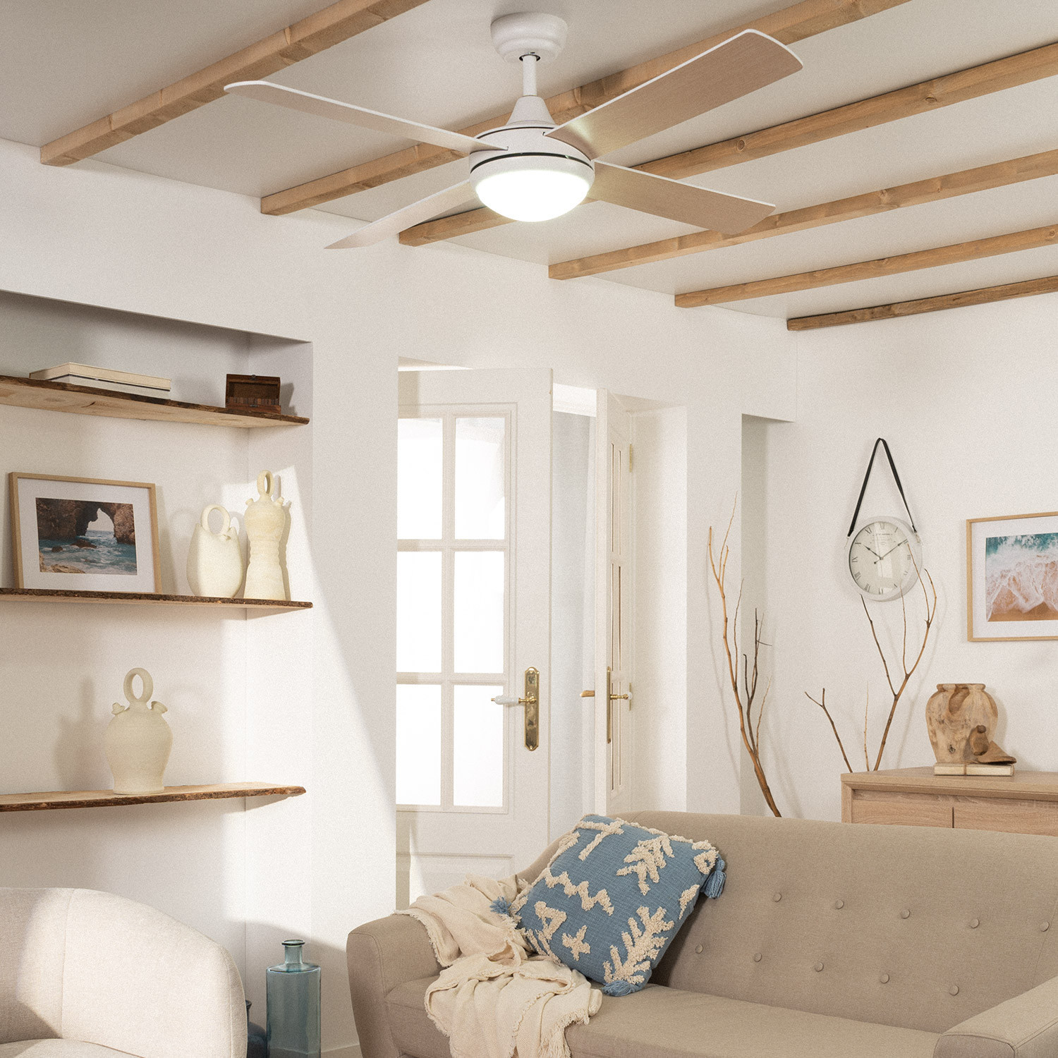 Un soggiorno con ventilatore a soffitto, divano, mensole e oggetti decorativi.