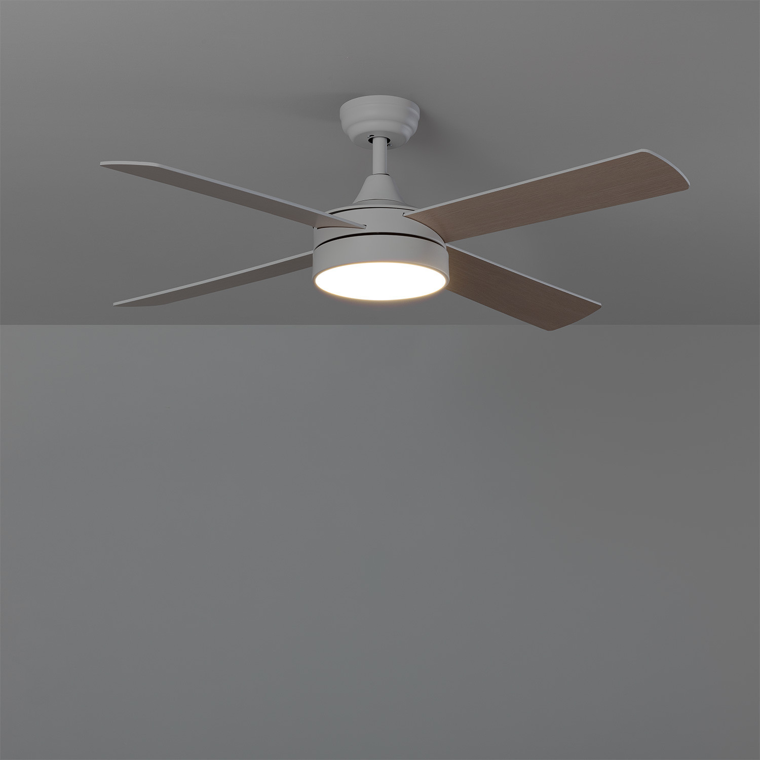 Un ventilatore da soffitto bianco con quattro pale e luce centrale.
